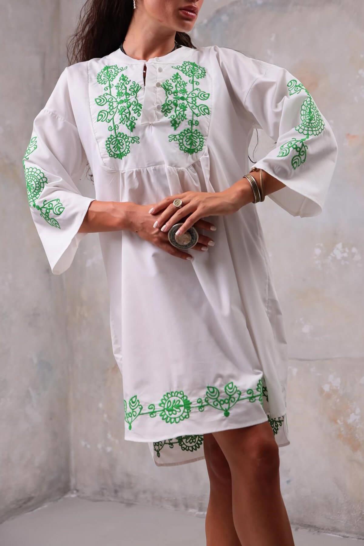 Kadın Beyaz Üzeri Yeşil Nakışlı Elbise l Mia Butik