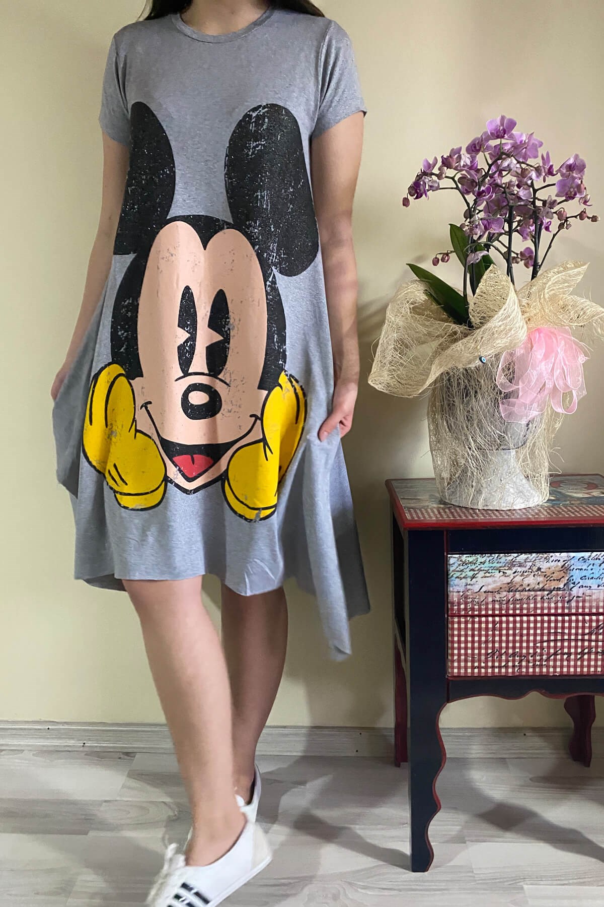 Kadın Mickey Mouse Baskılı Asimetrik Gri Elbise | Mia Butik