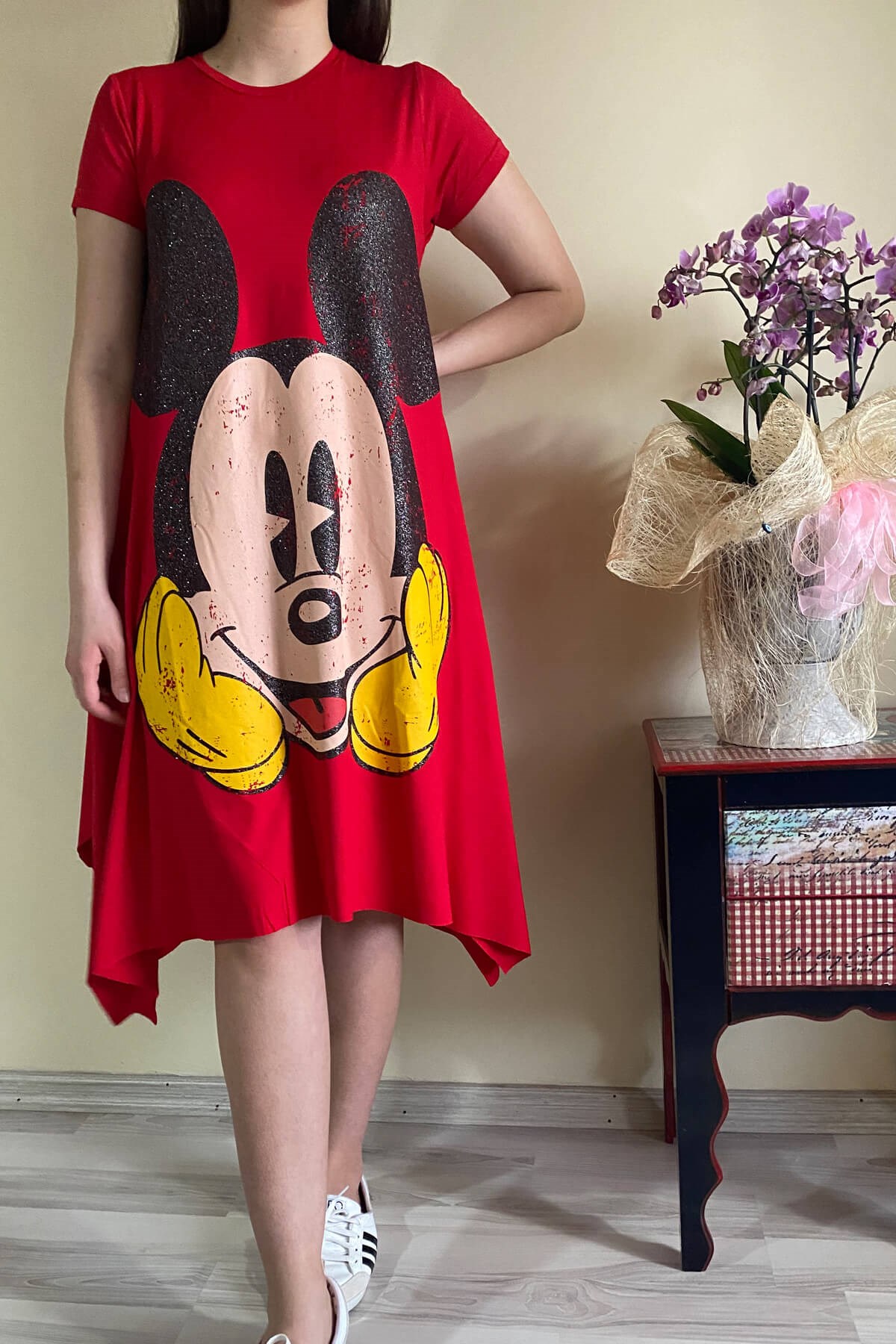 Kadın Mickey Mouse Baskılı Asimetrik Kırmızı Elbise | Mia Butik