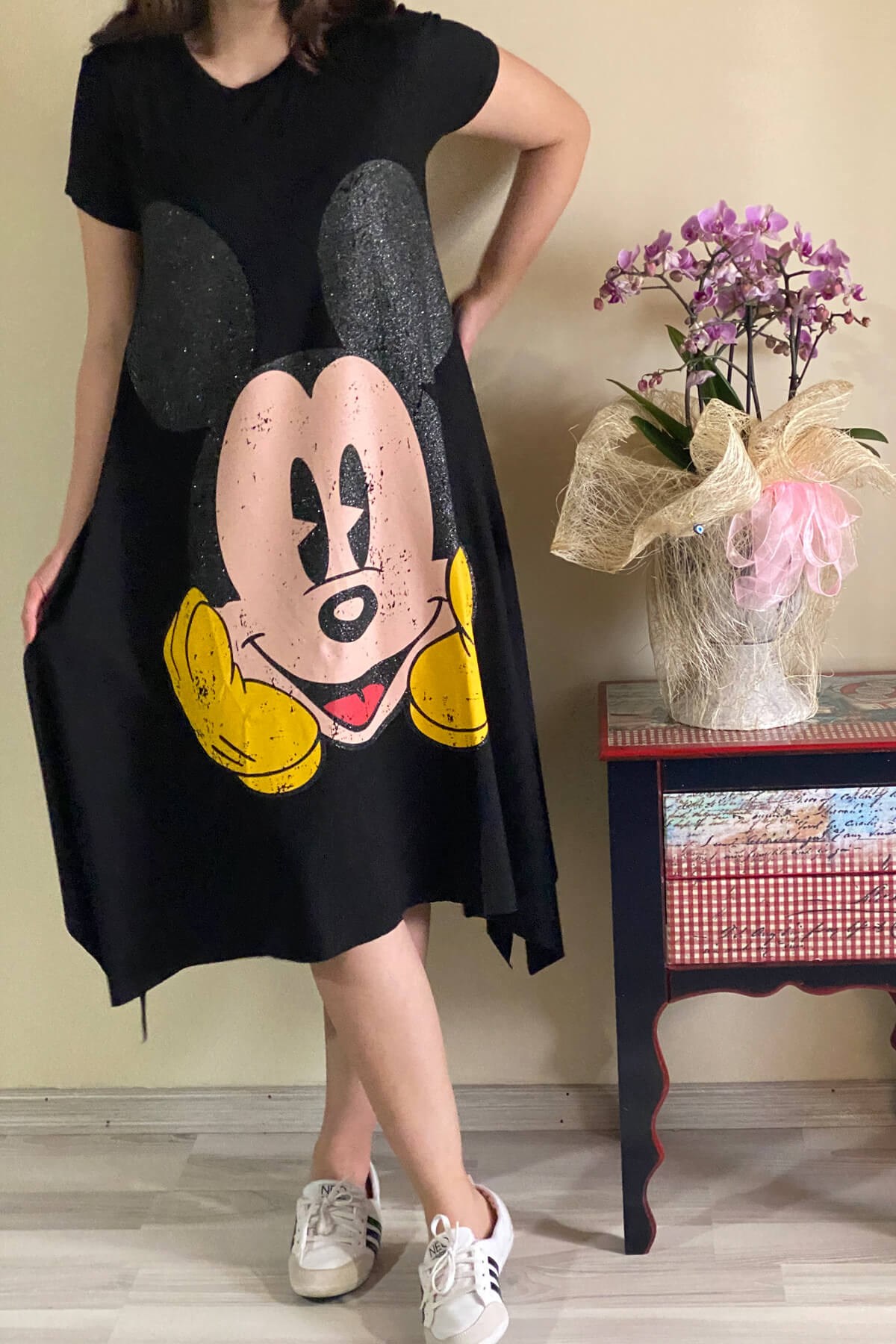 Kadın Mickey Mouse Baskılı Asimetrik Siyah Elbise | Mia Butik