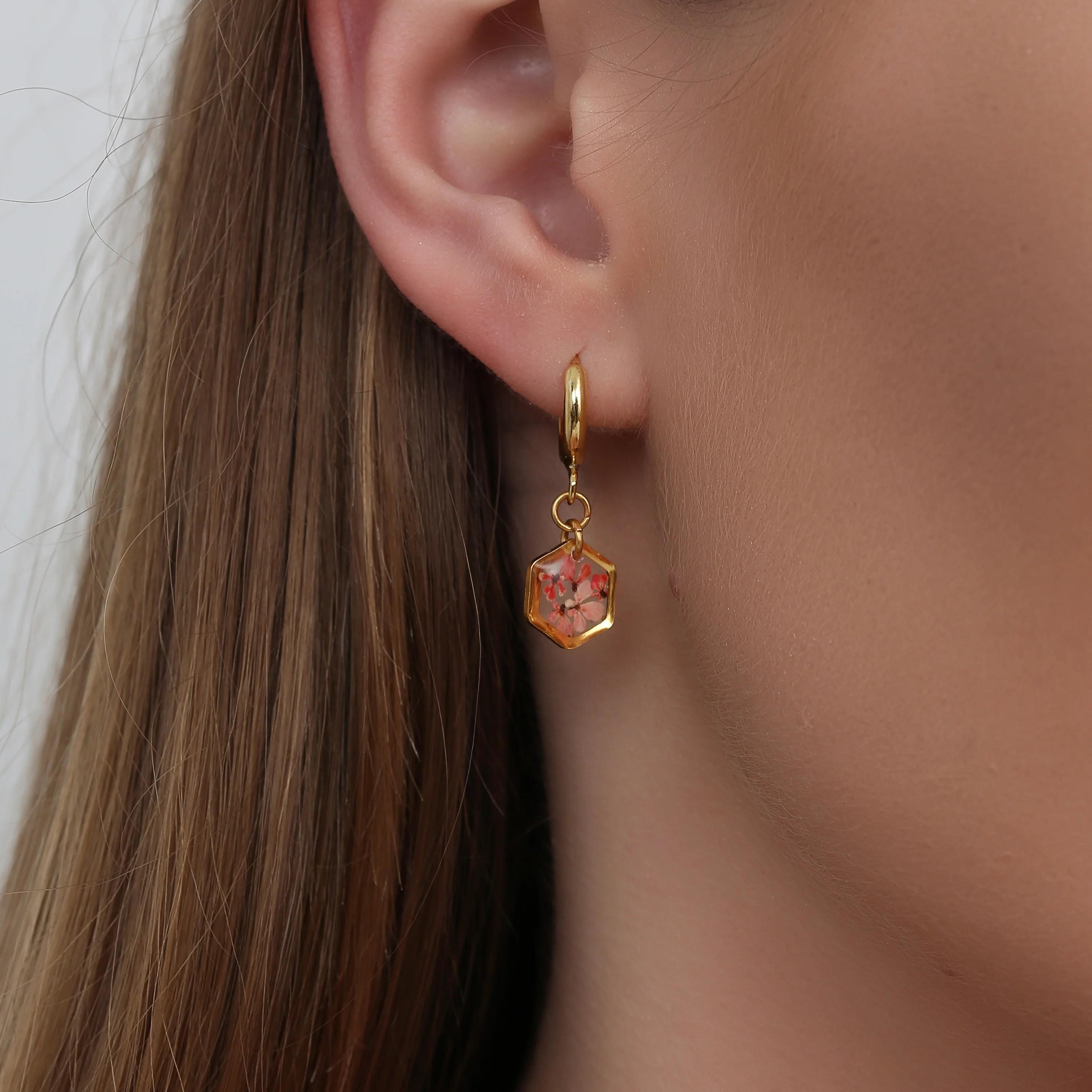 Fiorel Design | Gerçek Pembe Çiçekli Altıgen Sallantılı Küpe