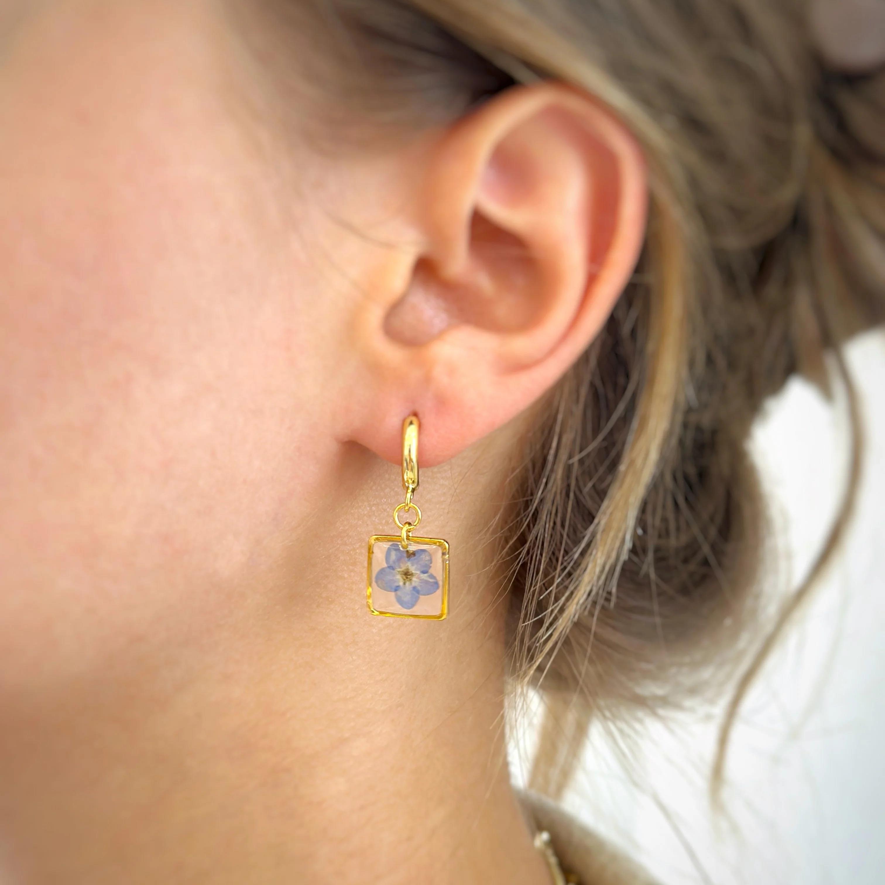 Fiorel Design | Gerçek Unutma Beni Çiçekli Sallantılı Kare Küpe