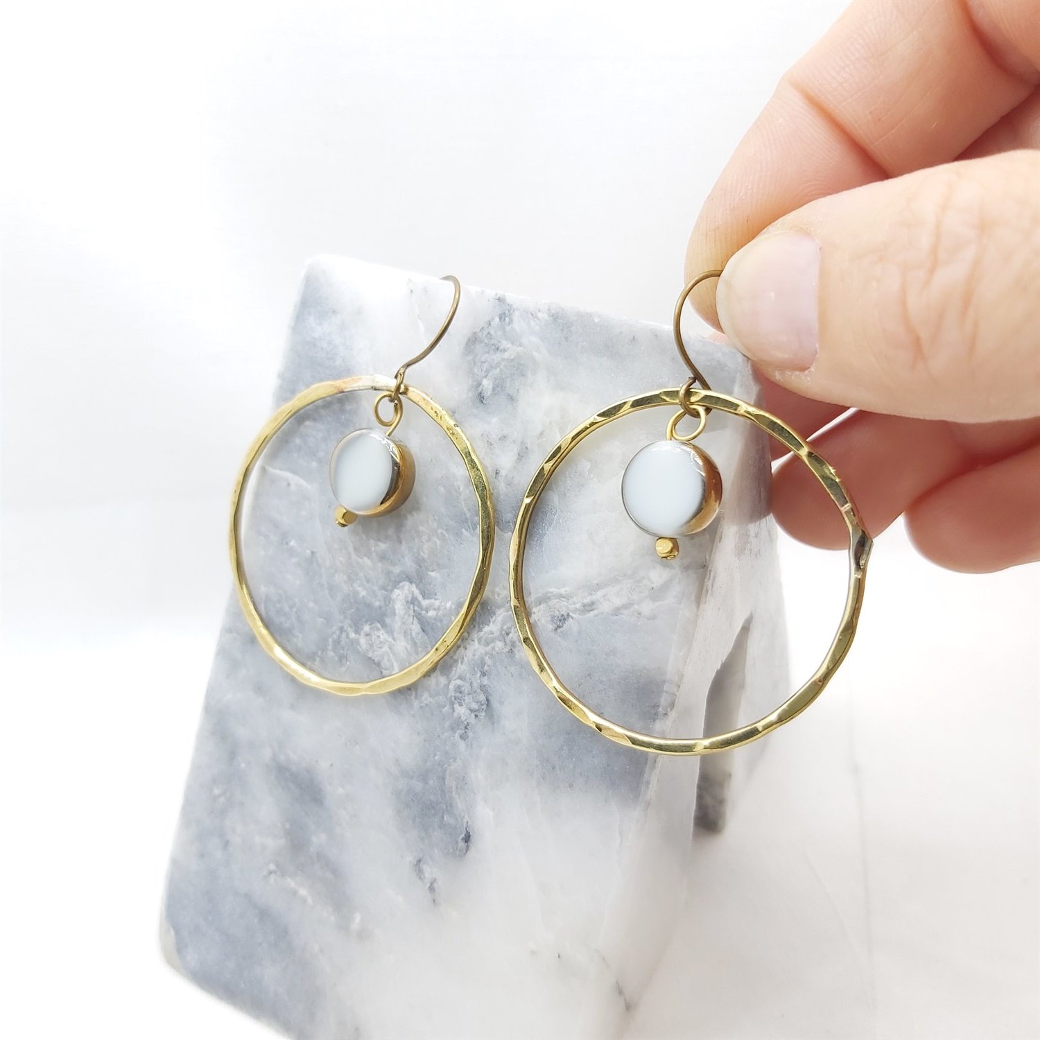 POJWoman | Beyaz Sallantılı Halka Küpe