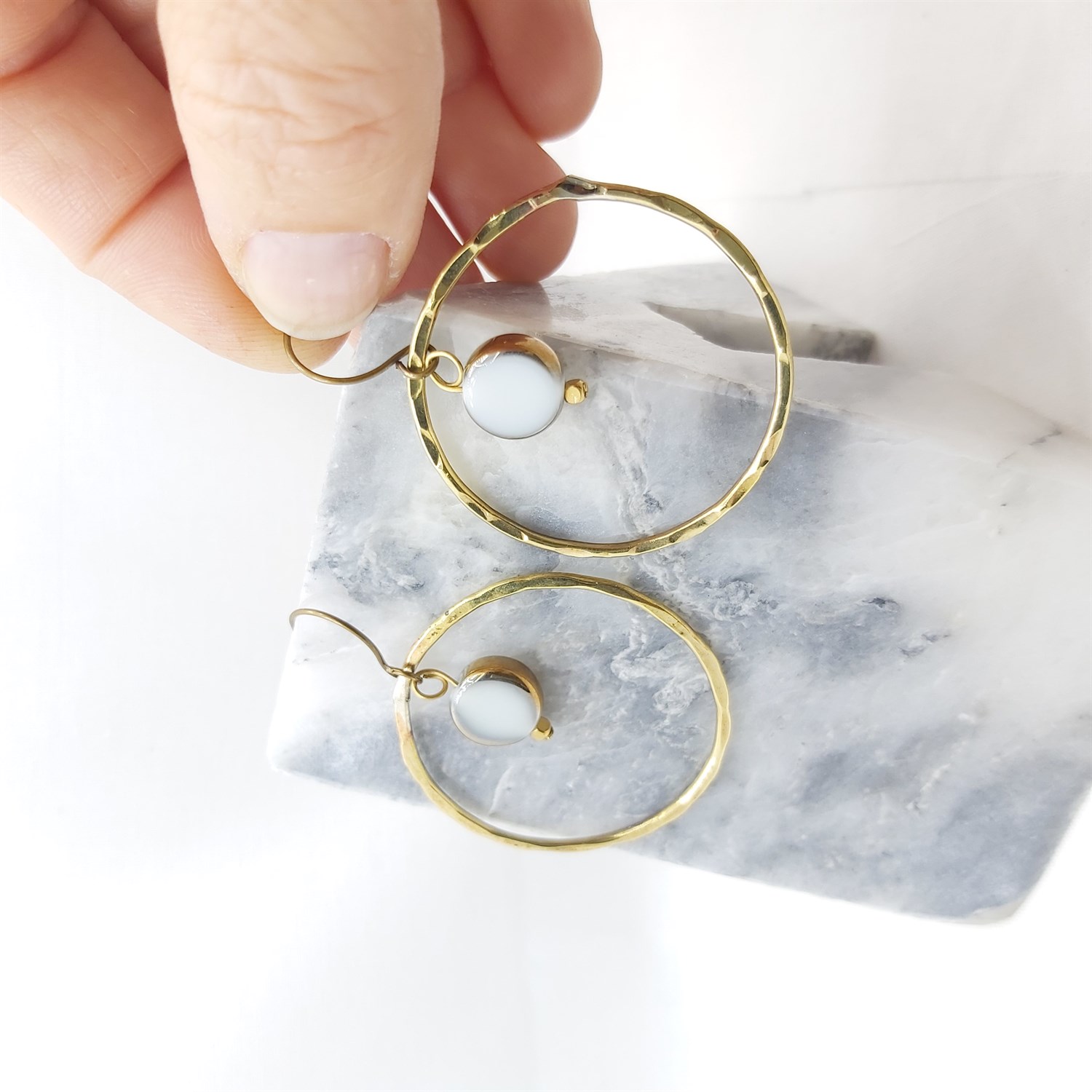 POJWoman | Beyaz Sallantılı Halka Küpe