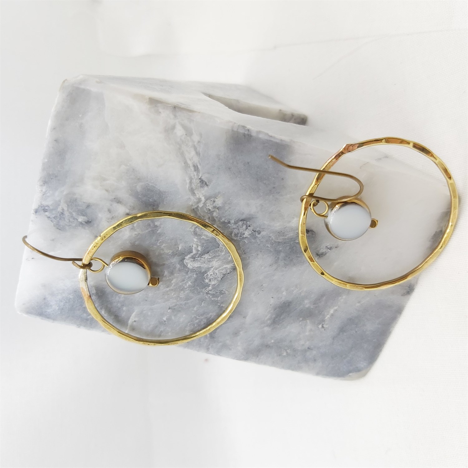 POJWoman | Beyaz Sallantılı Halka Küpe