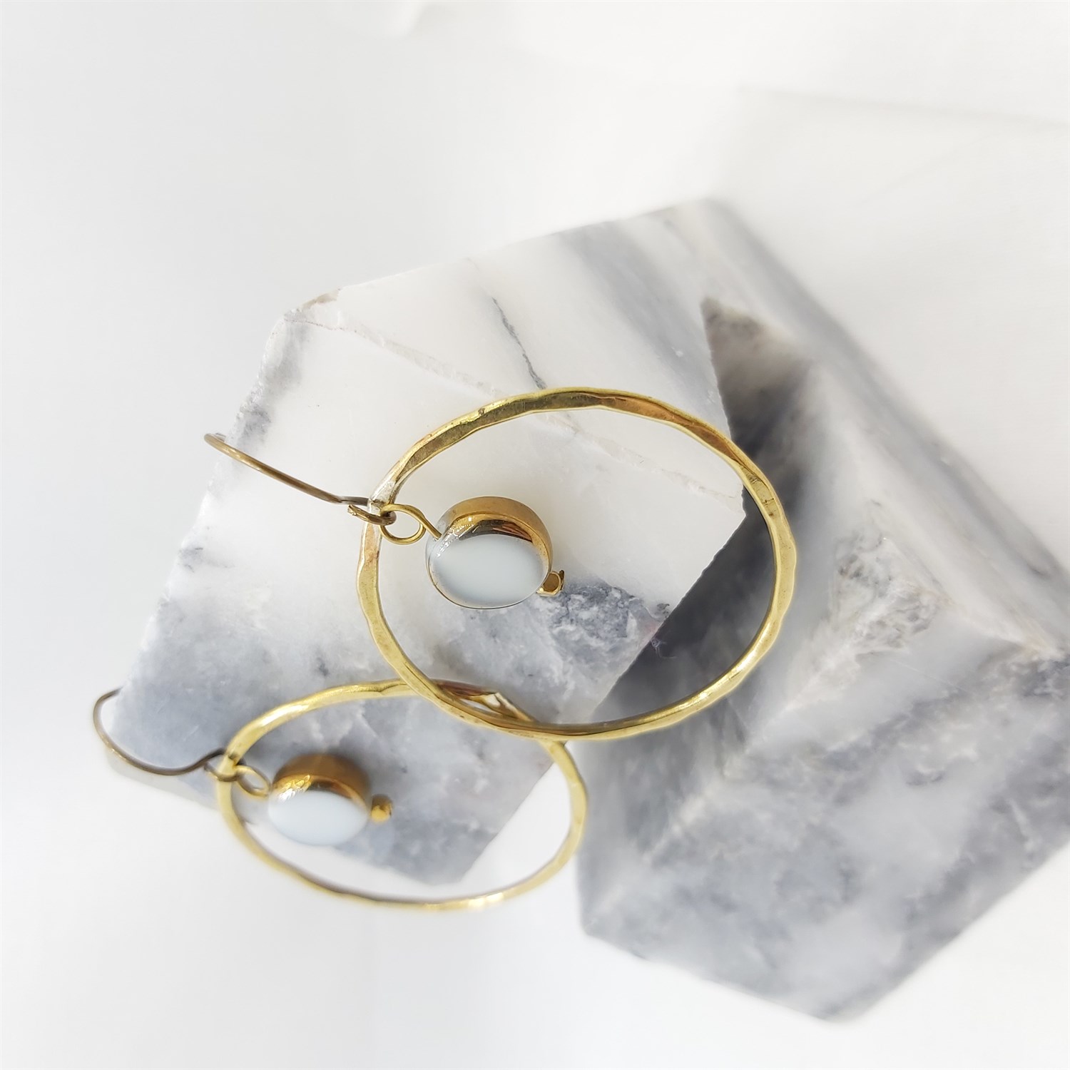 POJWoman | Beyaz Sallantılı Halka Küpe