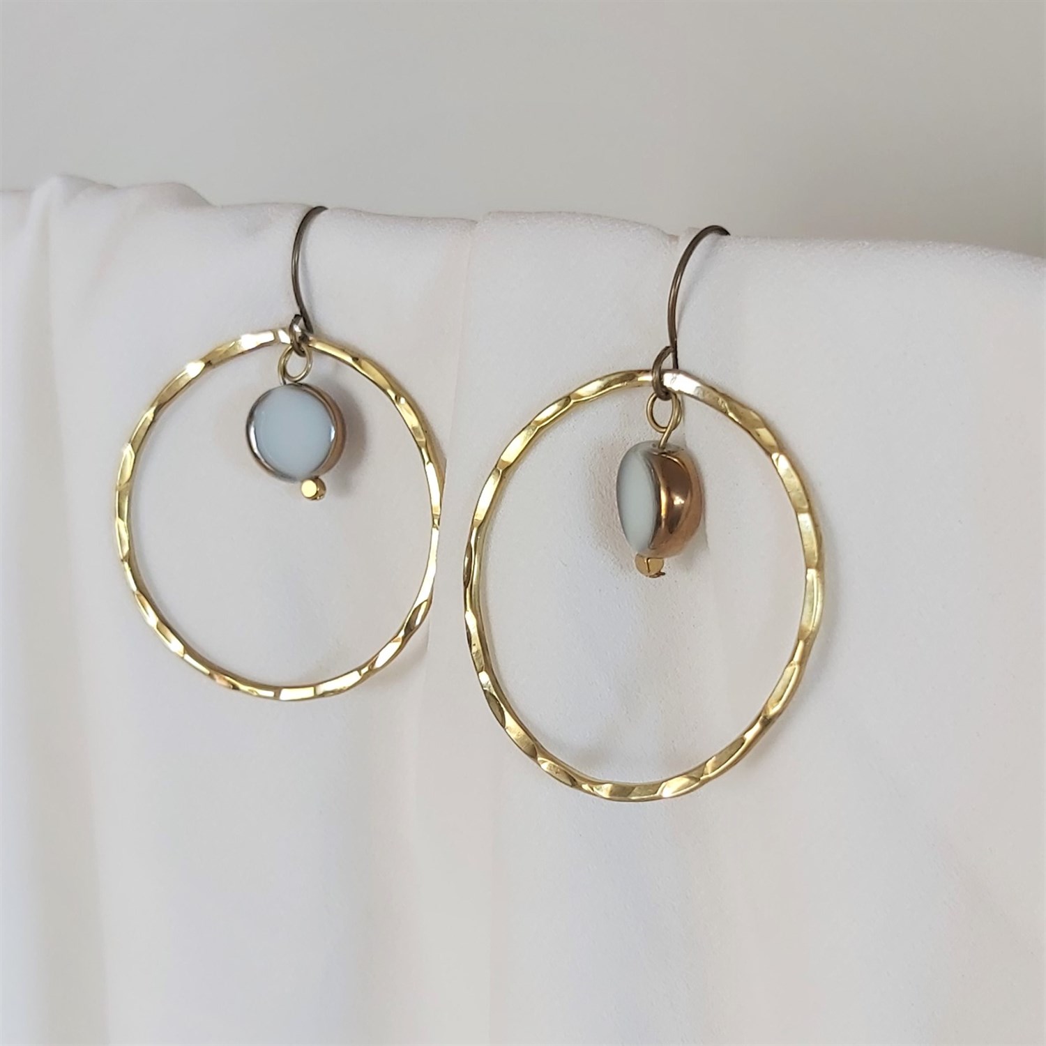 POJWoman | Beyaz Sallantılı Halka Küpe