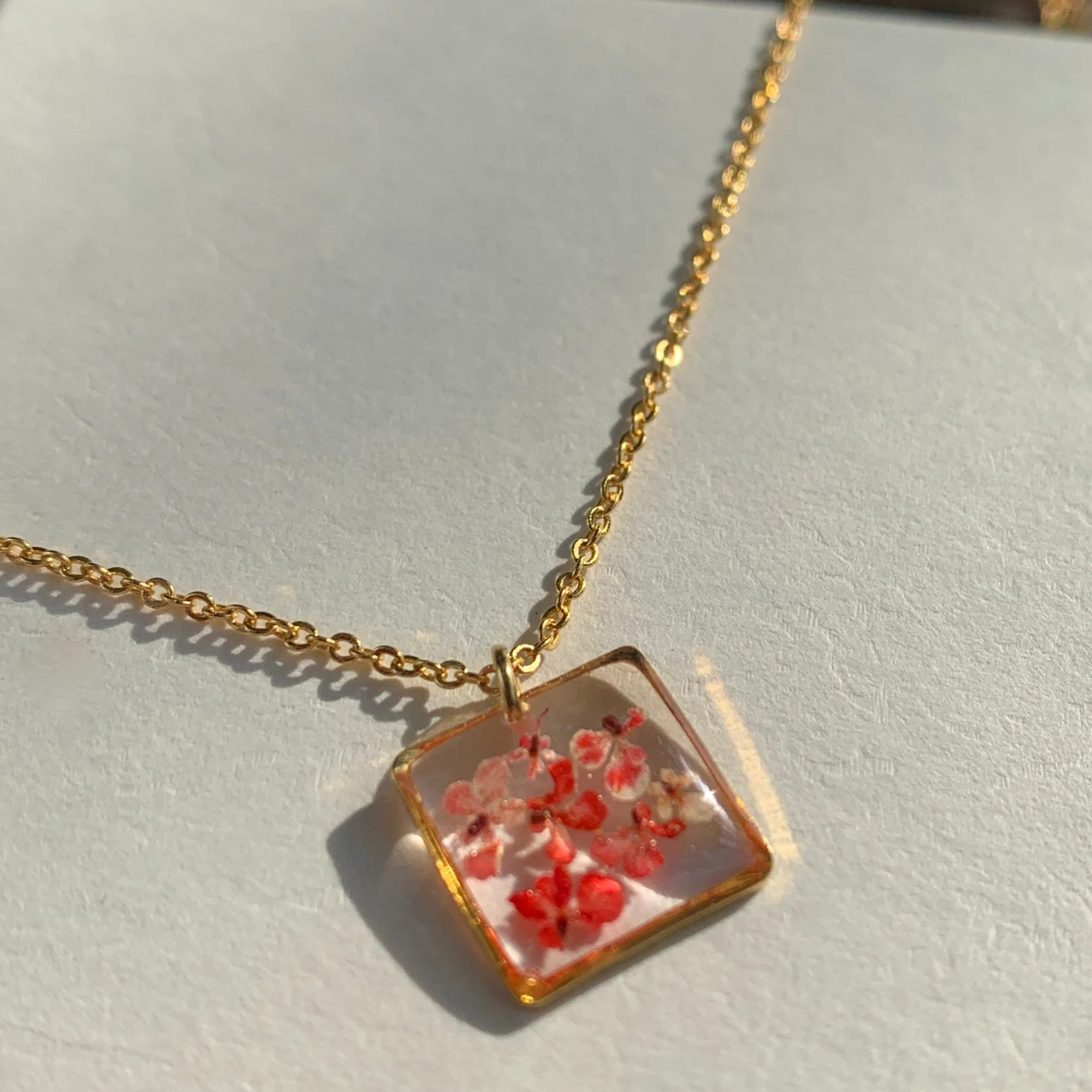 SevdiklerimizFiorel Design | Gerçek Pembe Çiçekli Kare Kolye