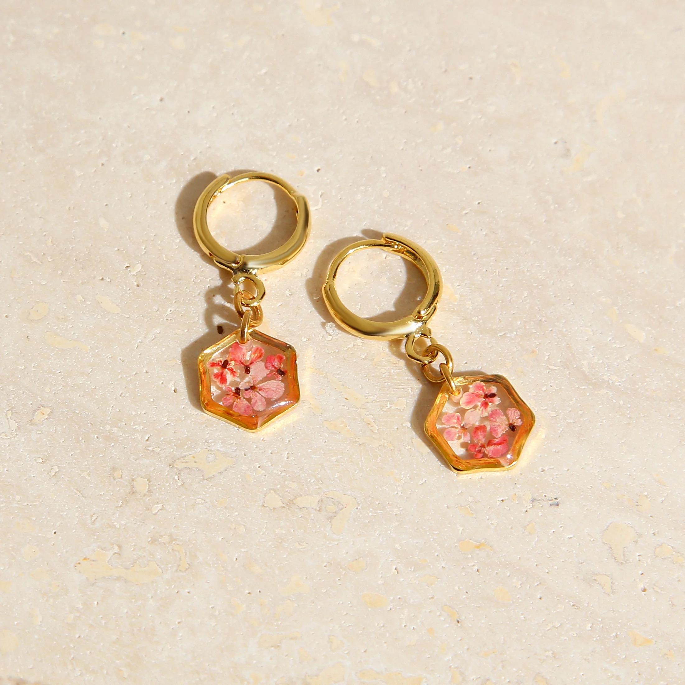 SevdiklerimizFiorel Design | Gerçek Pembe Çiçekli Altıgen Sallantılı Küpe