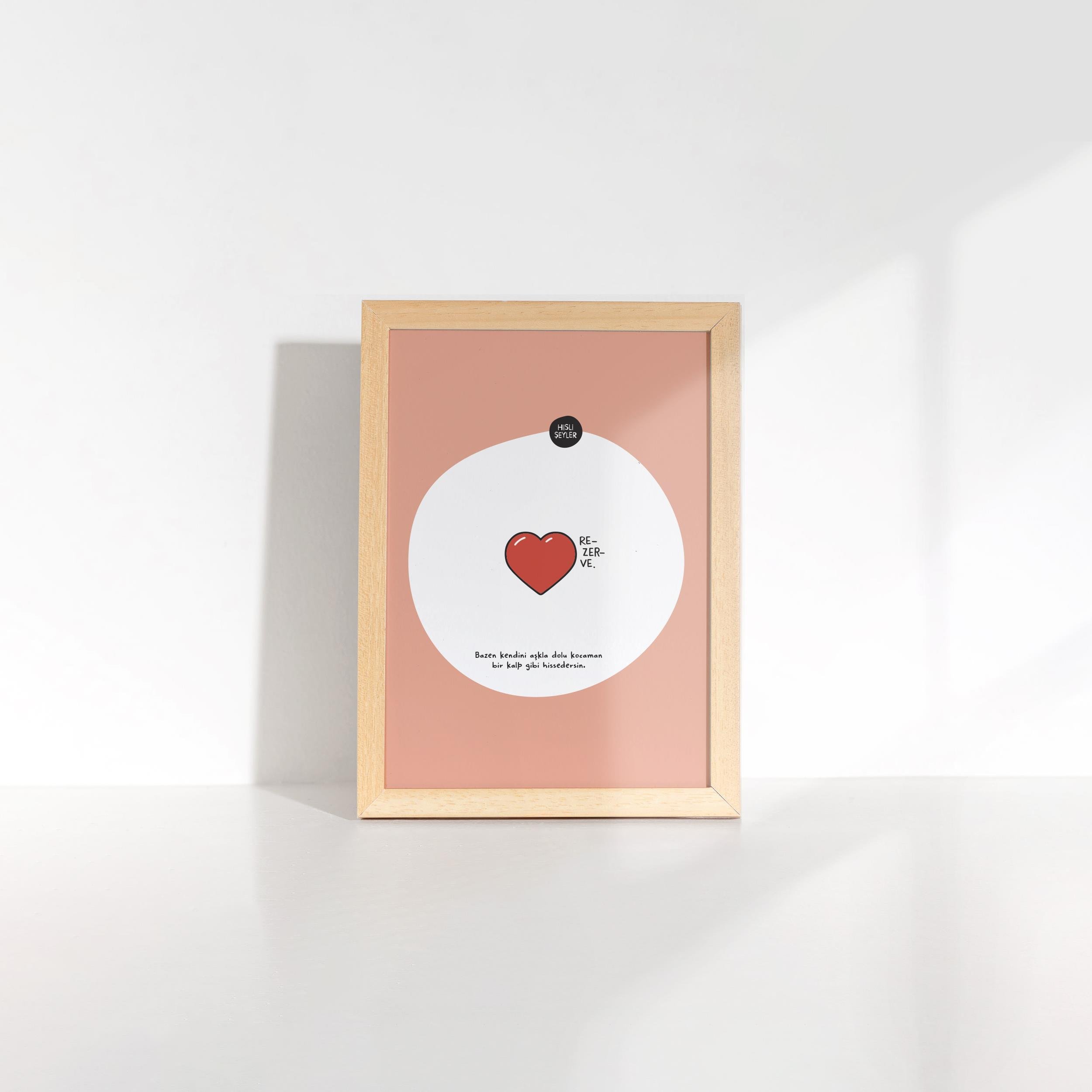 Hisli ŞeylerRezerve Çerçeveli Mini Poster