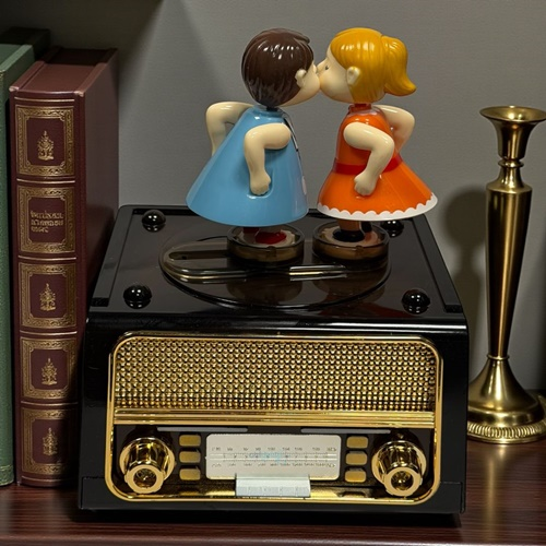 Dekoratif Hareketli Öpüşen Çift Kurmalı Müzik Kutusu Çekmeceli
