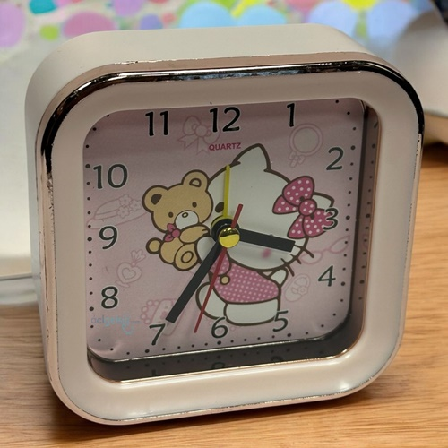 Dekoratif Hello Kitty Masa Üstü Alarmlı Saat