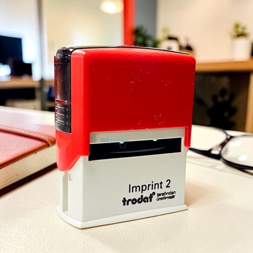 Imprint 2 Kaşe Kırmızı Gövde Siyah Keçeli