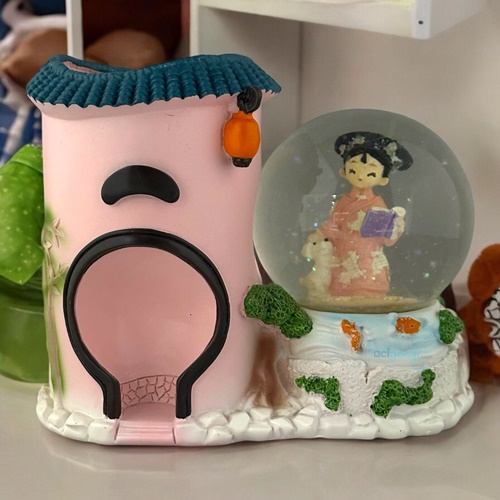 Masa Üstü Pembe Japon Kız Kalemlikli Işıklı Kar Küresi