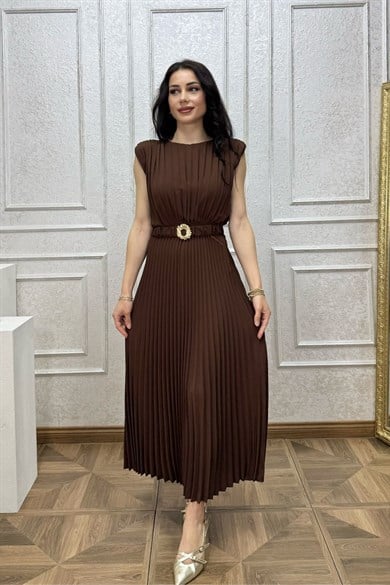 Kahverengi Beli Lastikli Aksesuar Detaylı Piliseli Elbise