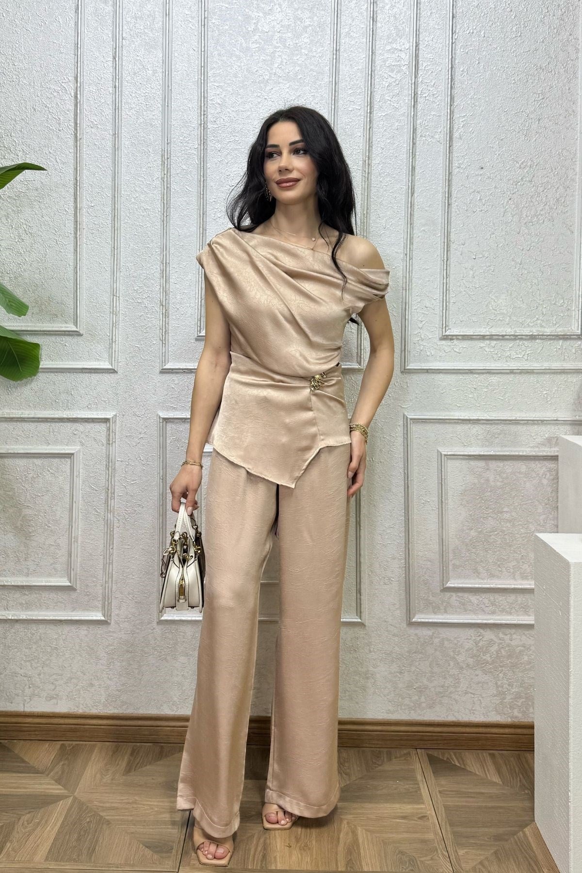 Bej Tek Omzu Düşük Bel Aksesuarlı Saten Takım