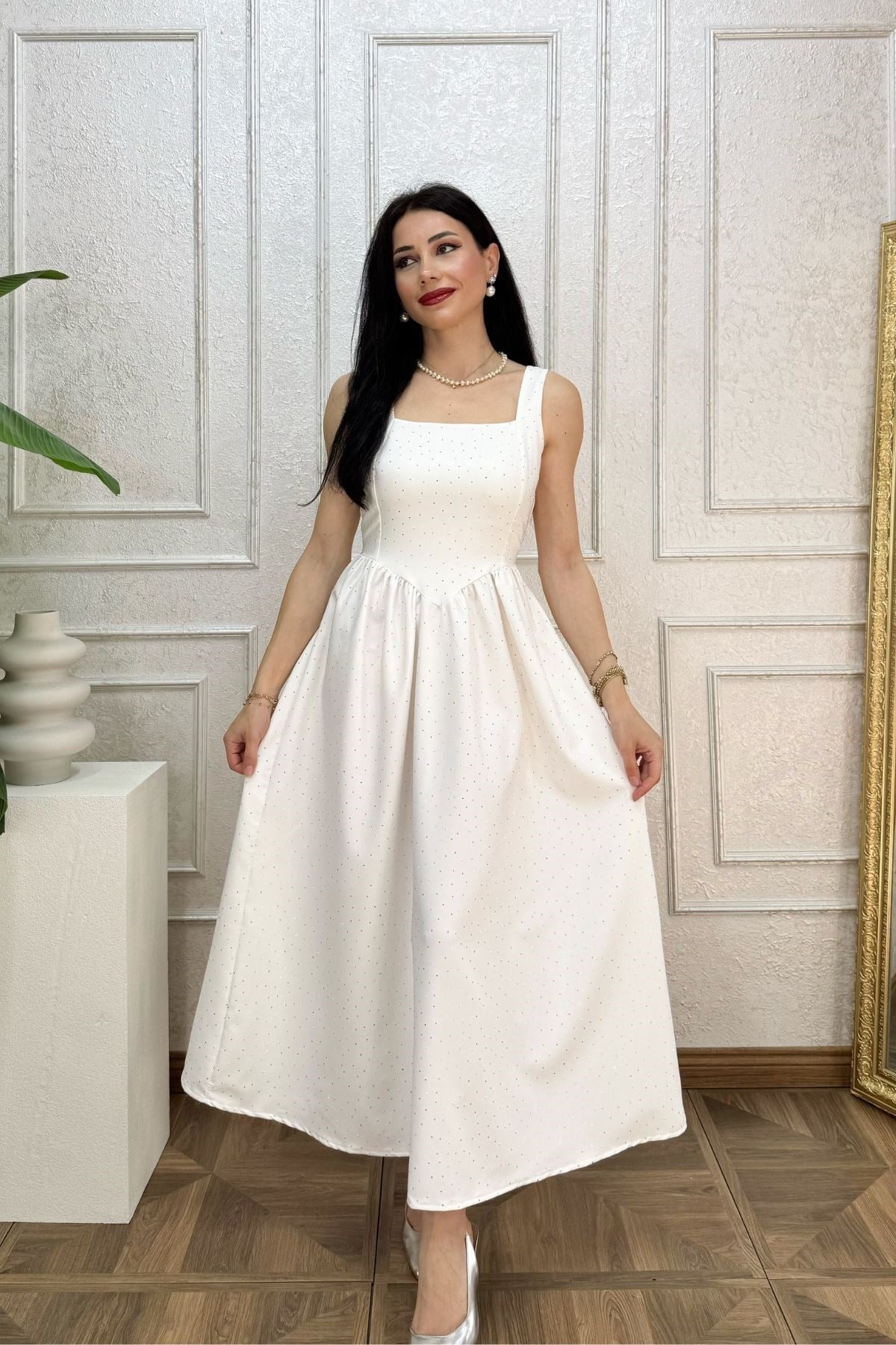 Beyaz Beli Büzgü Detay Kuşaklı Taşlı Elbise