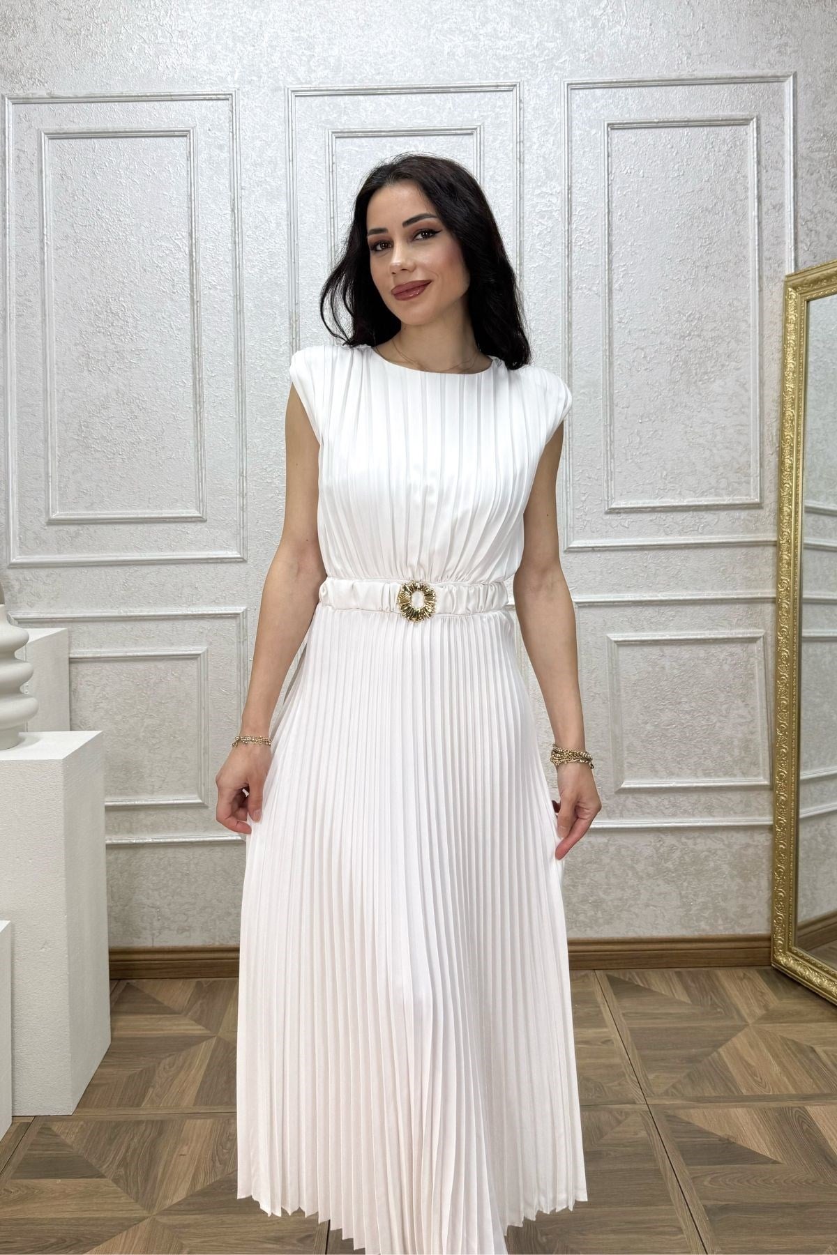Beyaz Beli Lastikli Aksesuar Detaylı Piliseli Elbise