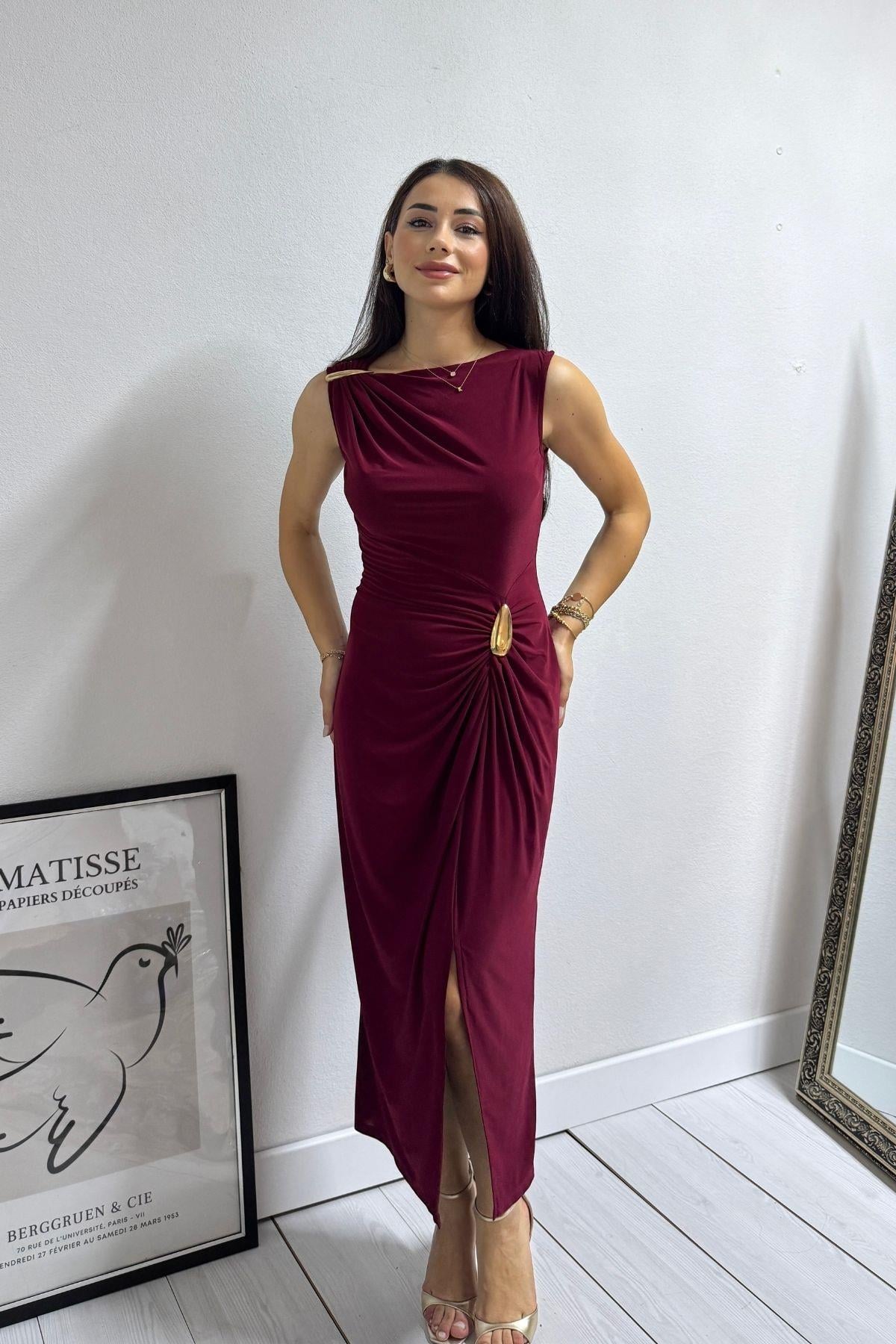 Bordo Omuz ve Beli Gold Aksesuar Detay Elbise