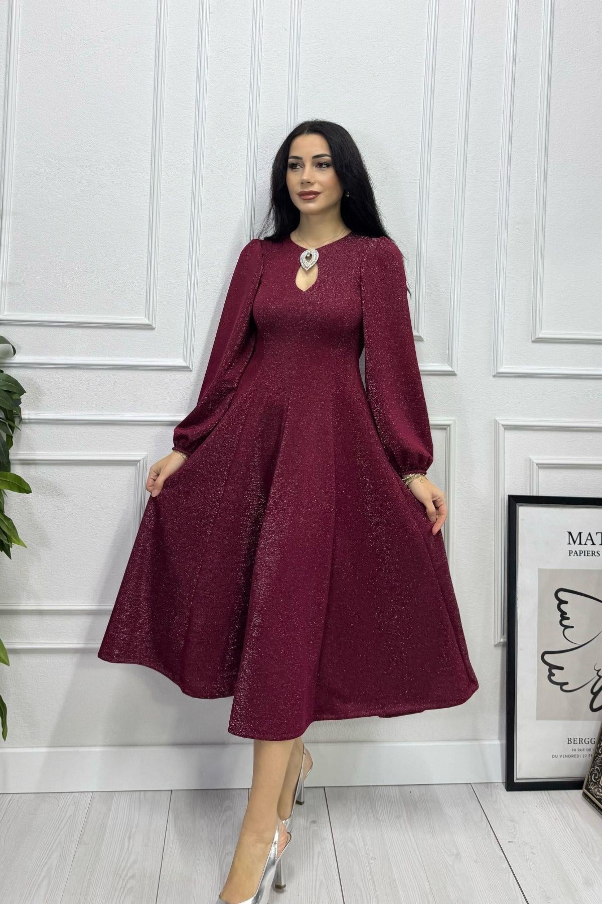 Bordo Simli Kumaş Yakası Broşlu Parçalı Kloş Elbise