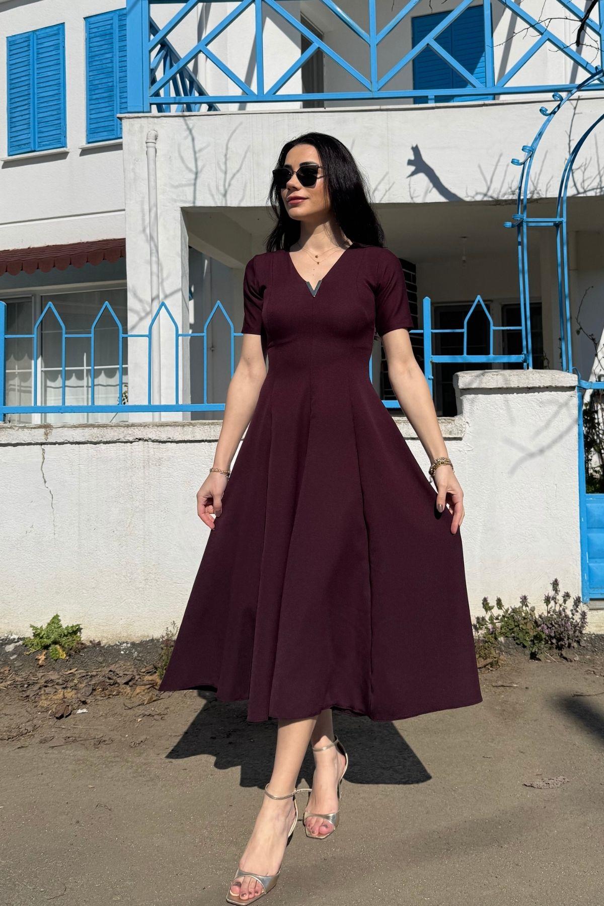 Bordo Yakası Aksesuarlı Kloş Elbise