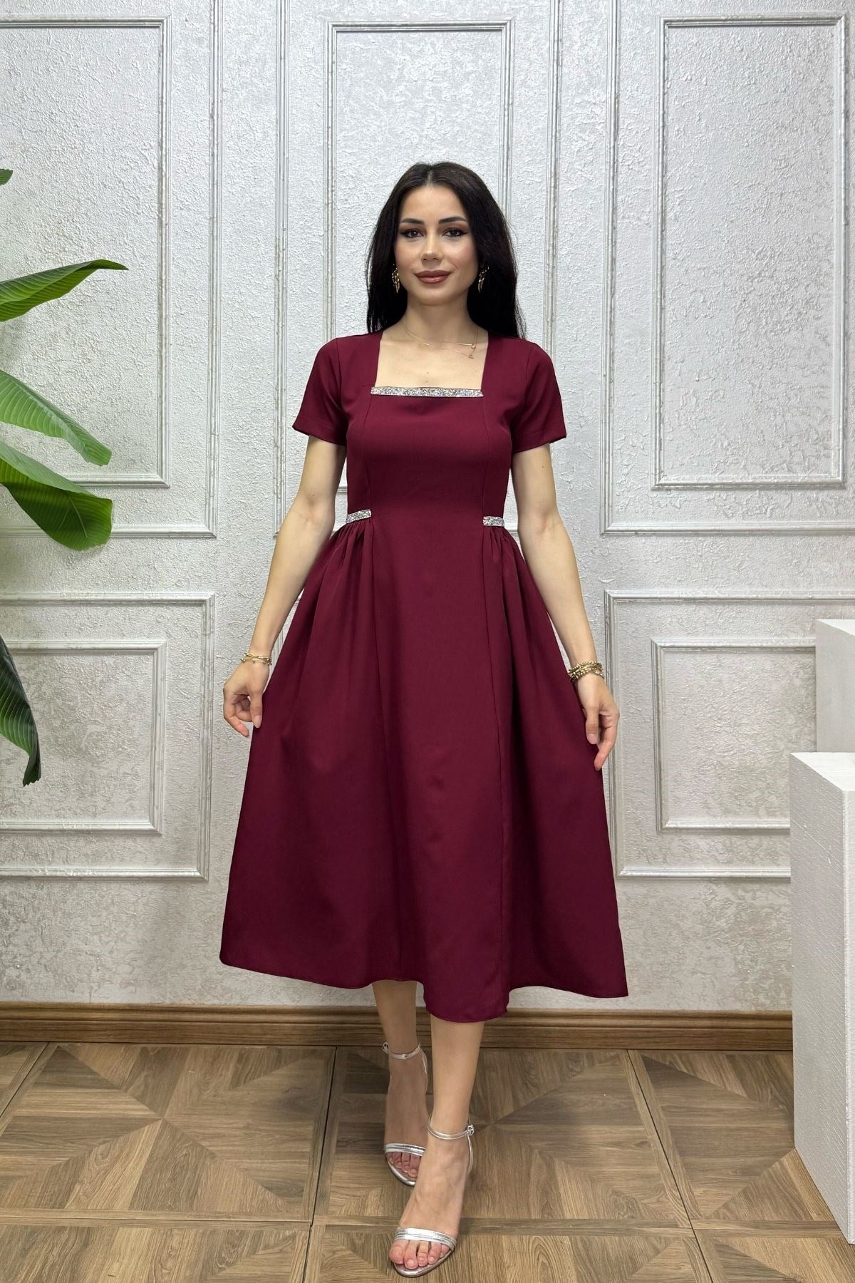 Bordo Yakası ve Beli Taş Şeritli Elbise