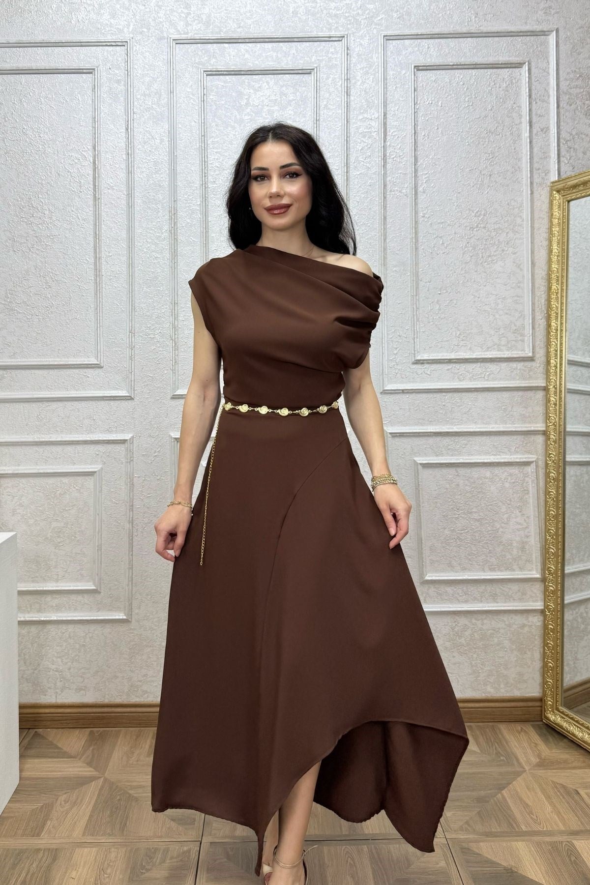 Kahve Düşük Omuzlu Eteği Asimetrik Kesimli Kemerli Elbise