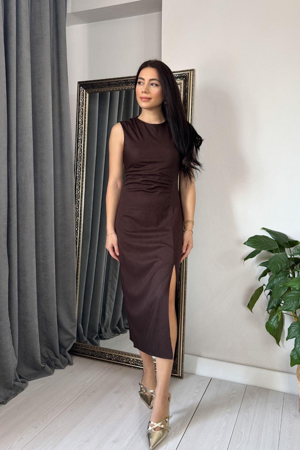 Kahve Omuz Bel Drapeli Yırtmaçlı Dokuma Kumaş Elbise