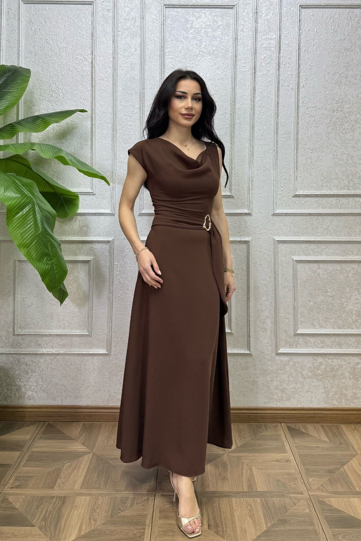 Kahverengi Beli Kuşak Toka Detay Degaje Yaka Elbise