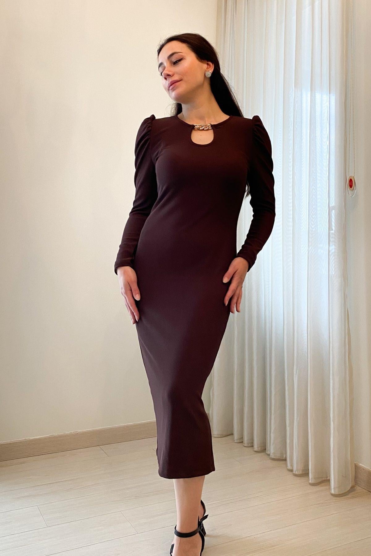 Kahverengi Dekoltesi Taşlı Zincir Detay Fitilli Kumaş Elbise