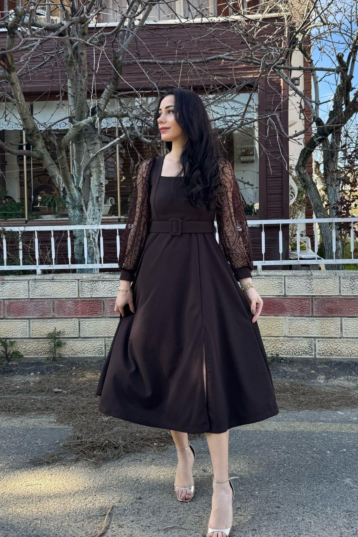 Kahverengi Kemerli Kolları Desenli Tül Elbise