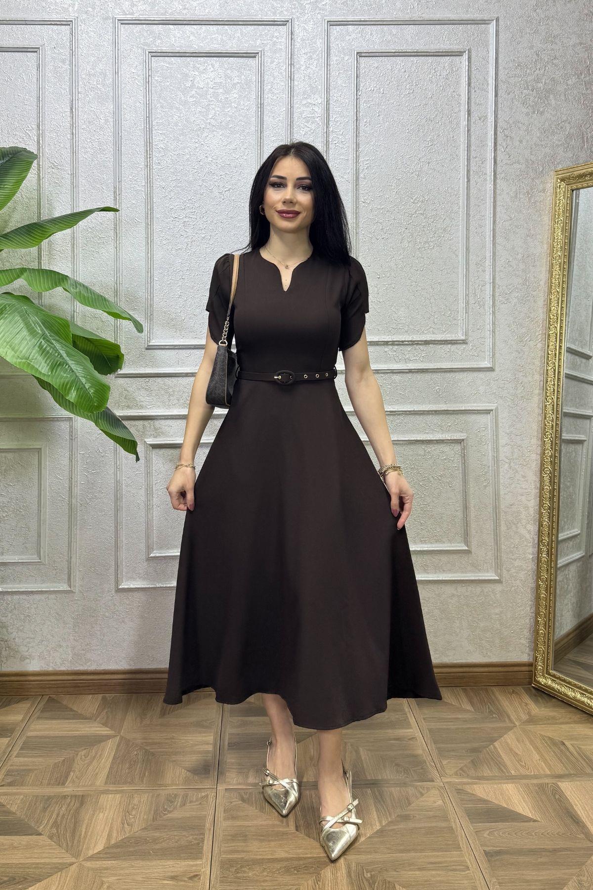 Kahverengi Kol Detay Yakası Yırtmaçlı Kemerli Elbise
