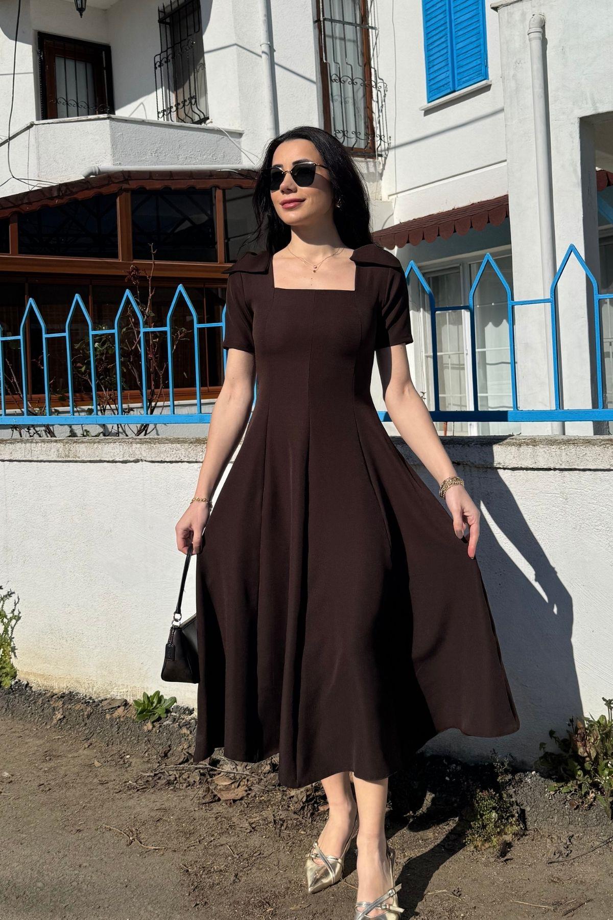 Kahverengi Omzu Fiyonk Detay Kloş Elbise