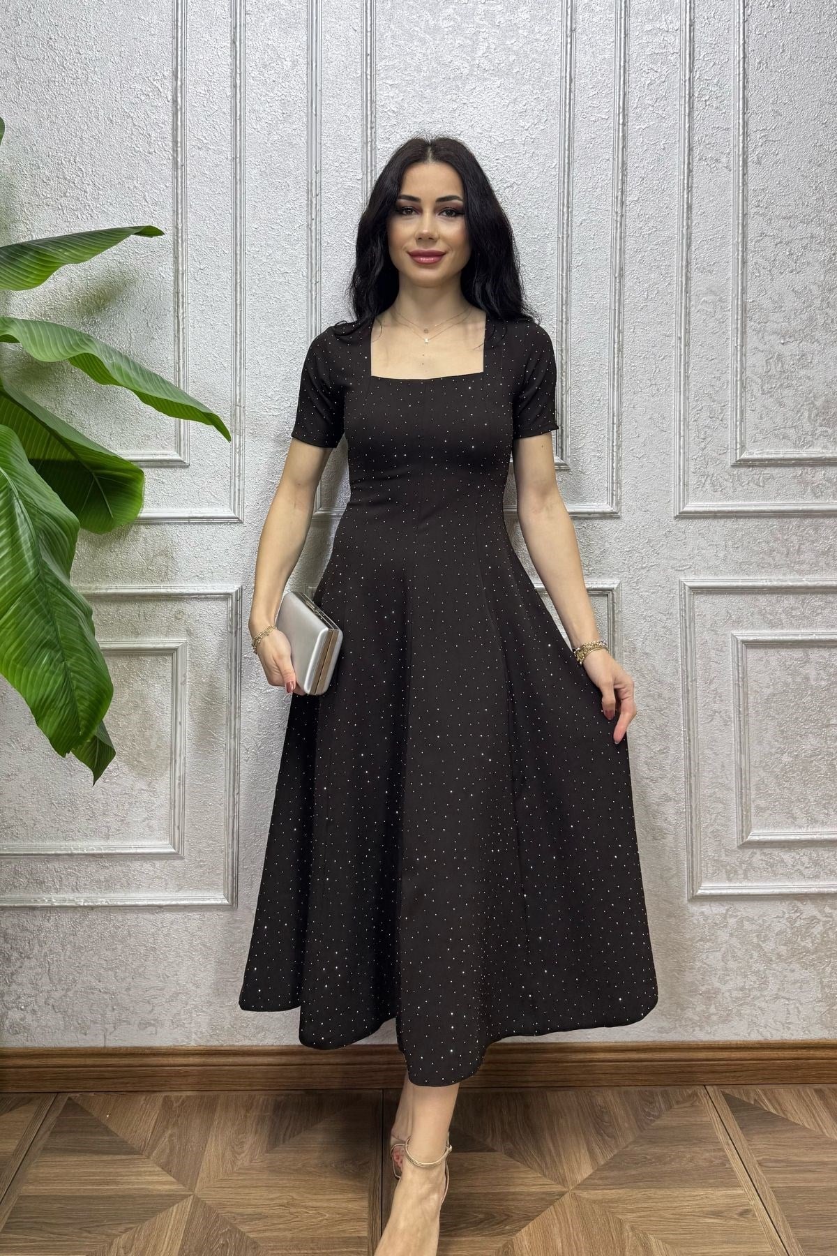 Kahverengi Taş Süslemeli Parçalı Kloş Elbise