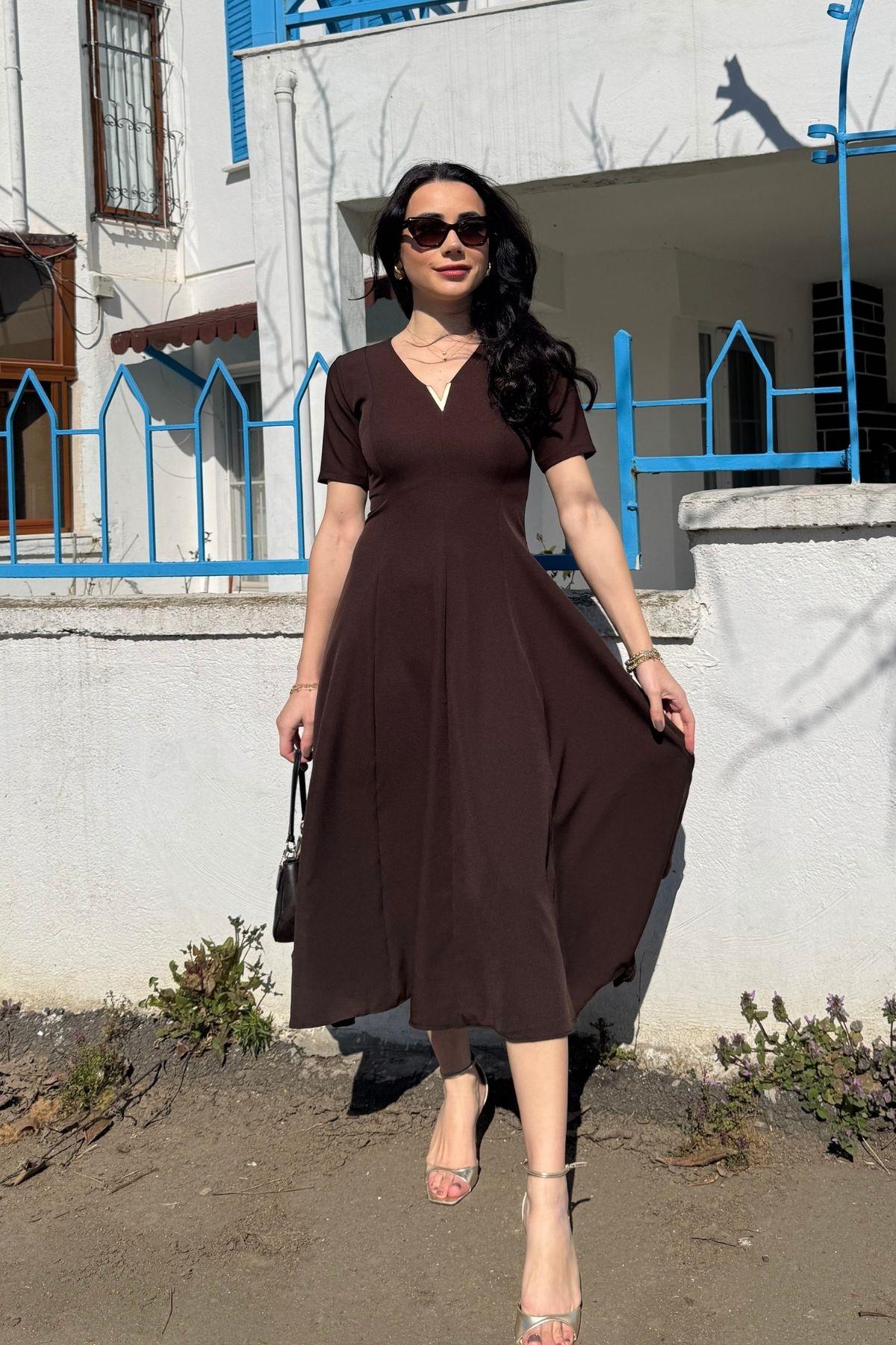 Kahverengi Yakası Aksesuarlı Kloş Elbise