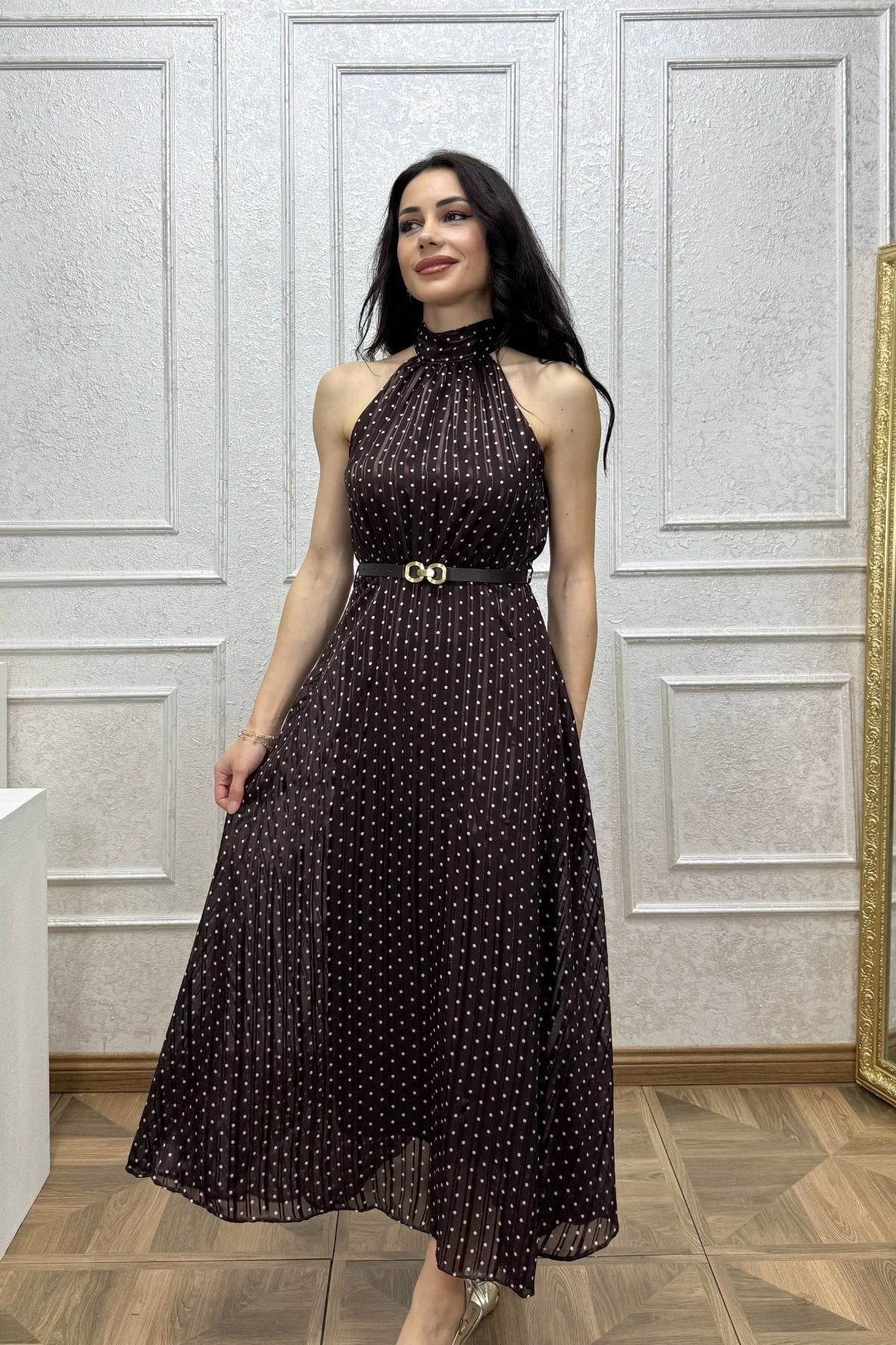 Kahverengi Yakası Bağlamalı Sim Geçişli Kemerli Elbise