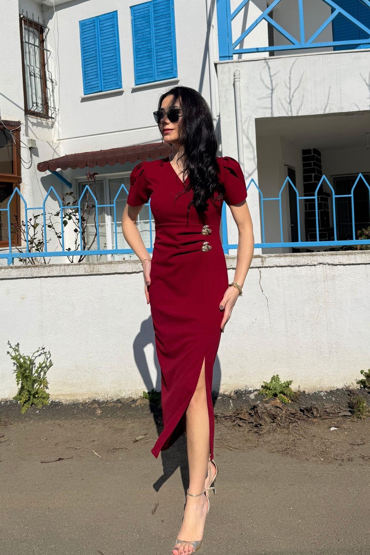 Kırmızı Beli Aksesuarlı Yırtmaçlı Kalem Elbise