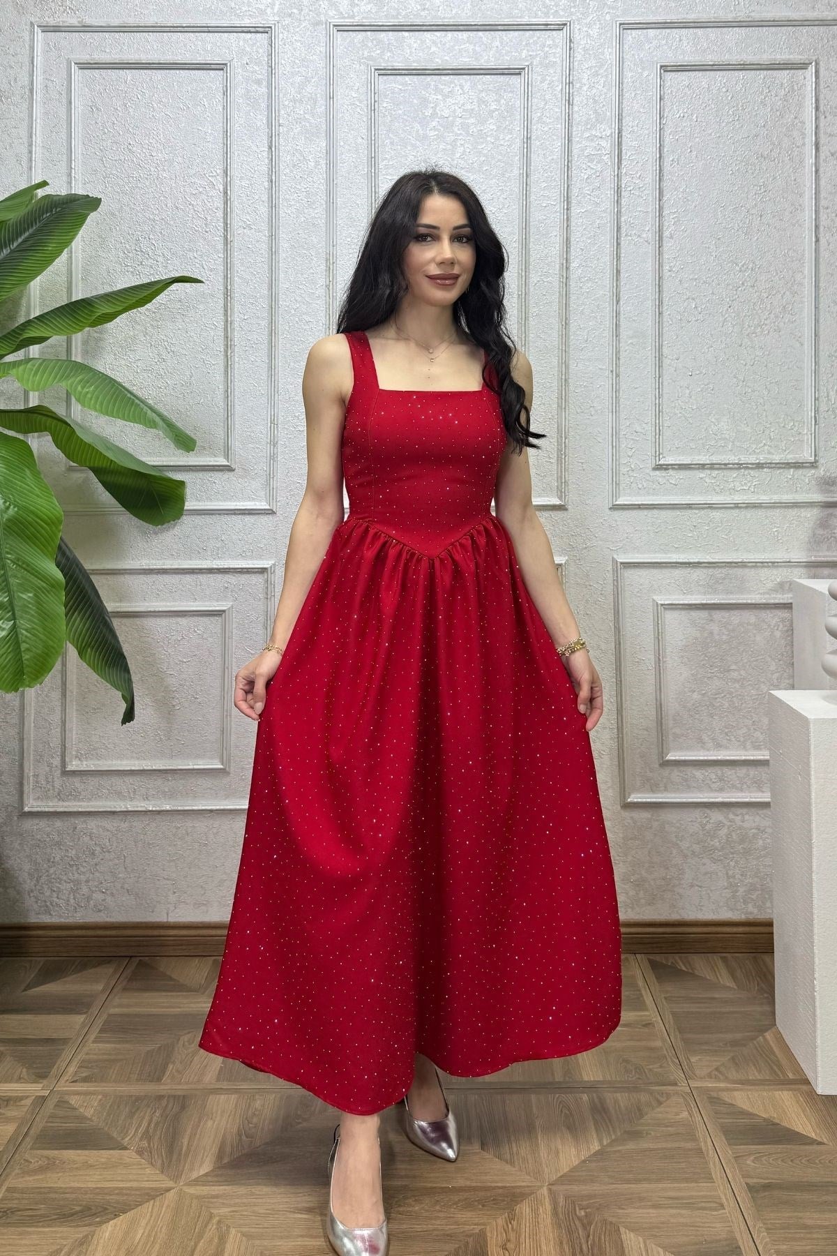Kırmızı Beli Büzgü Detay Kuşaklı Taşlı Elbise