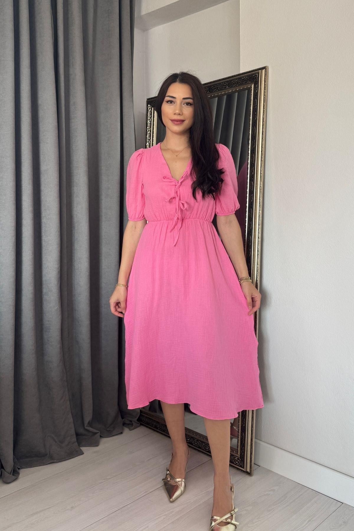Pembe Göğsü Bağlamalı Müslin Elbise