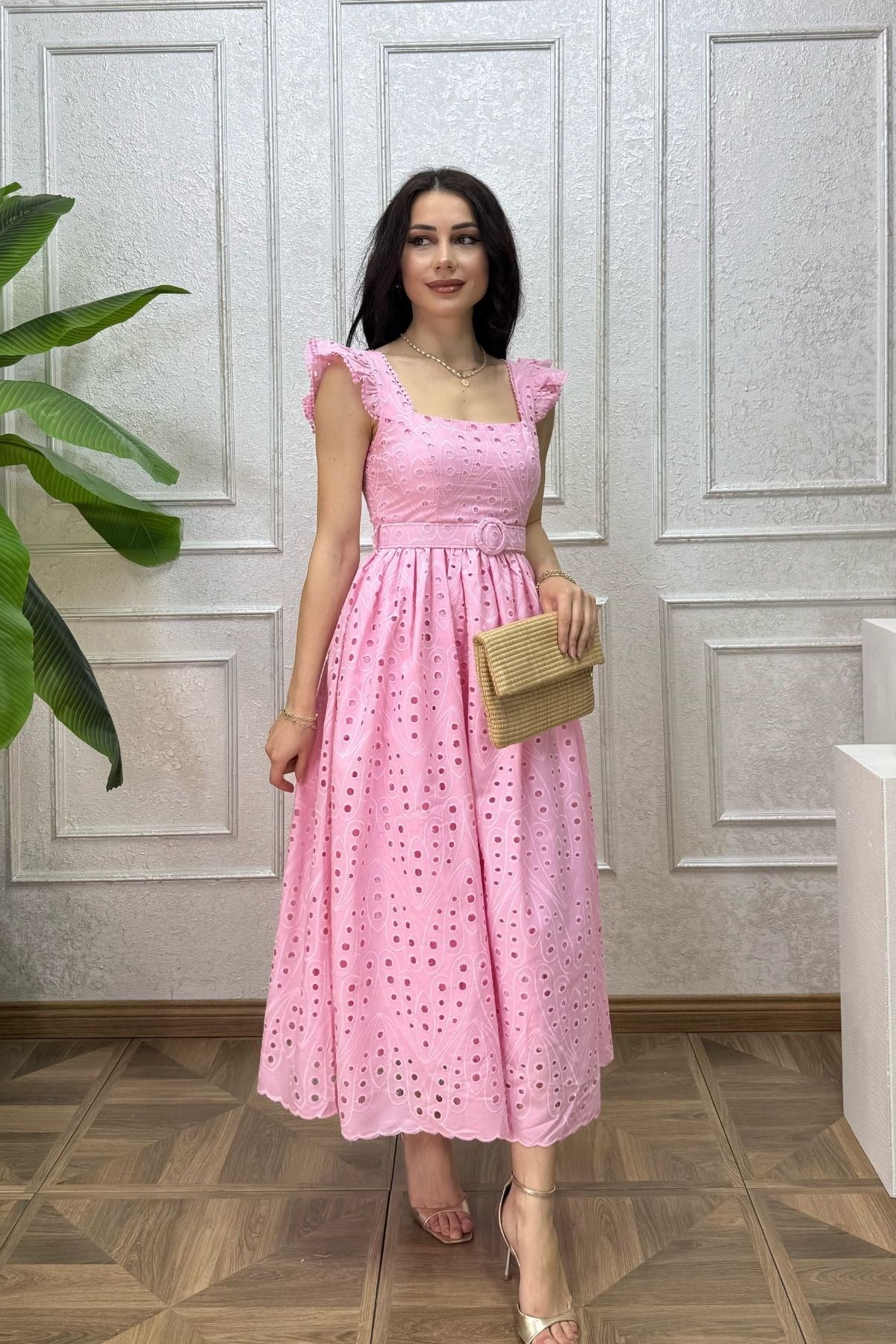 Pembe Omzu Volanlı Kemerli Brode Elbise