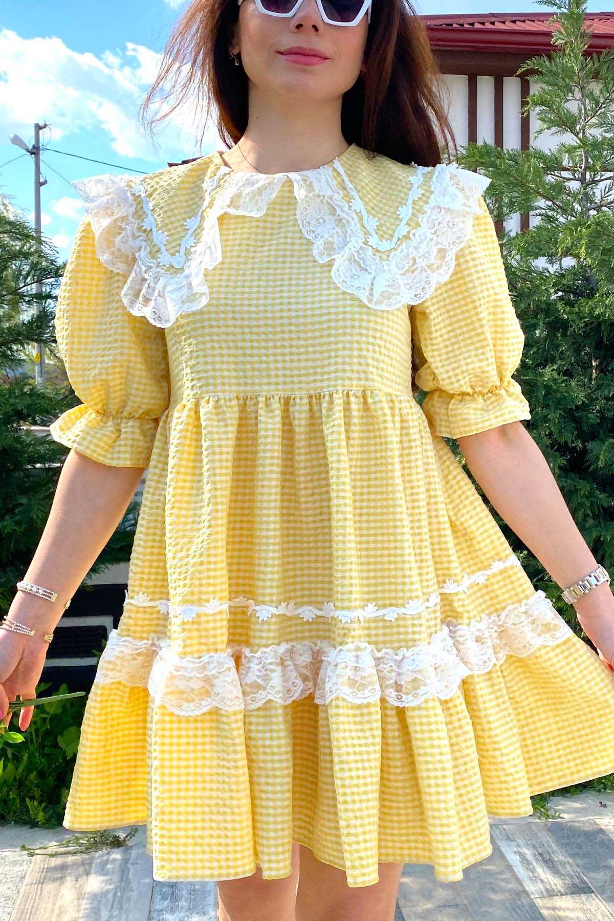 sarı vintage yaka kupürlü kısa elbise.