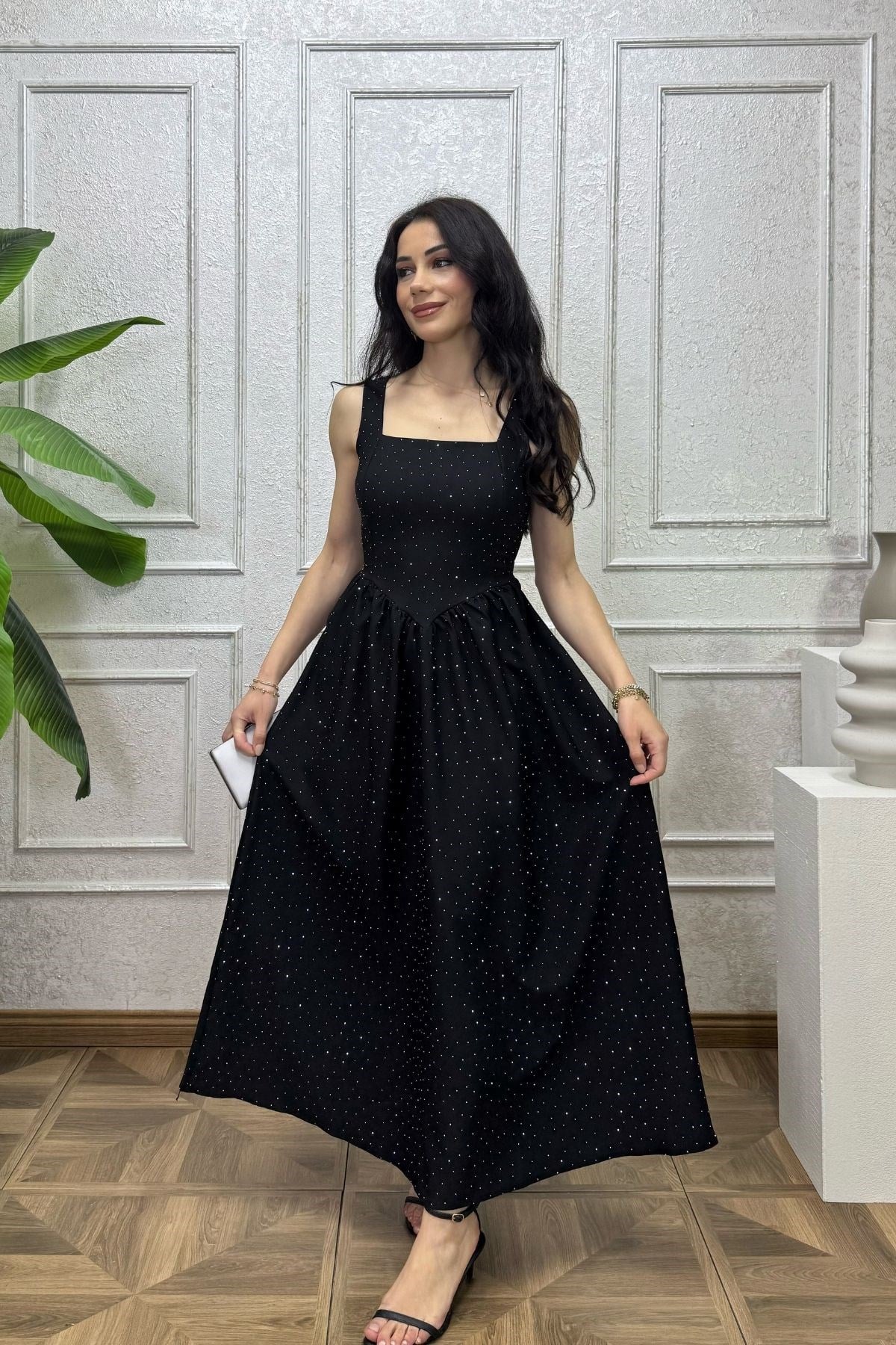 Siyah Beli Büzgü Detay Kuşaklı Taşlı Elbise