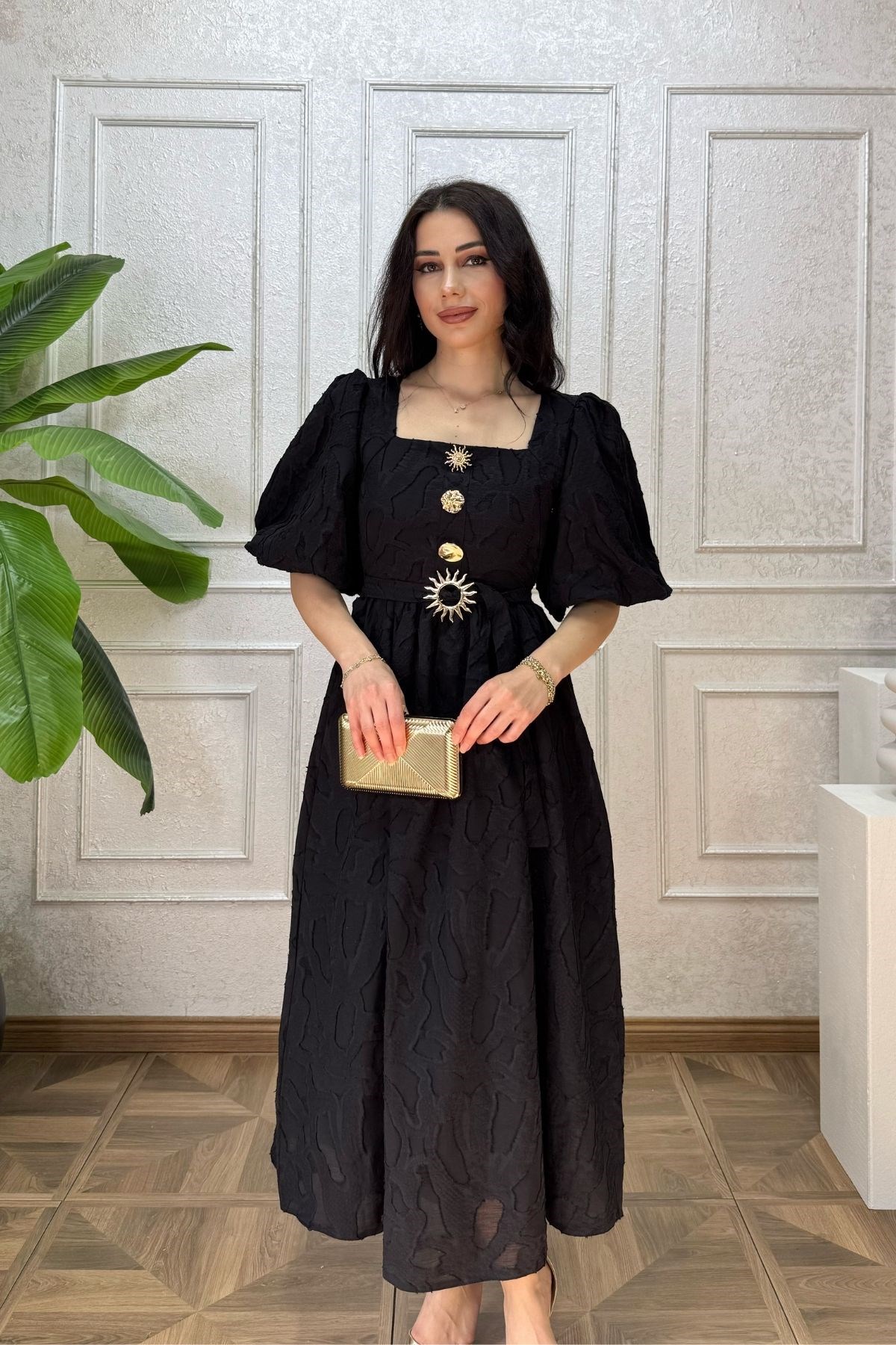 Siyah Göğsü Süs Düğmeli Kemerli Tasarım Brode Elbise