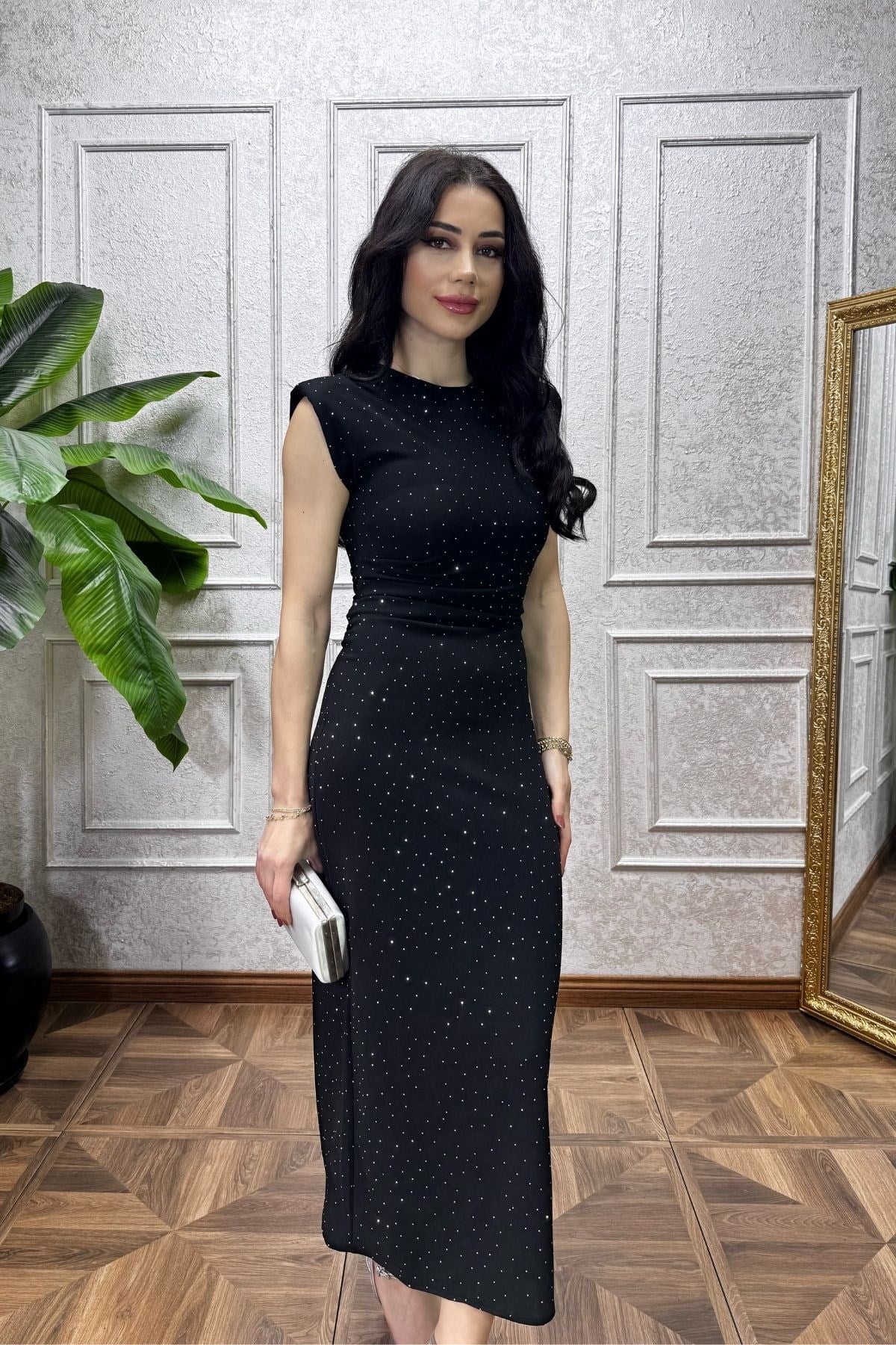 Siyah Vatkalı Taş Süslemeli Esnek Krep Elbise