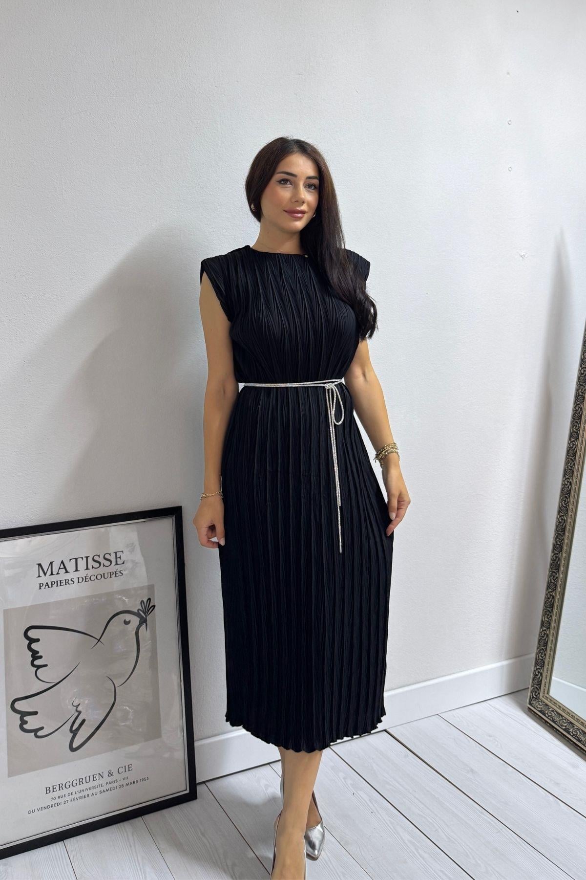 Siyah Vatkalı Taşlı Kemerli Piliseli Elbise