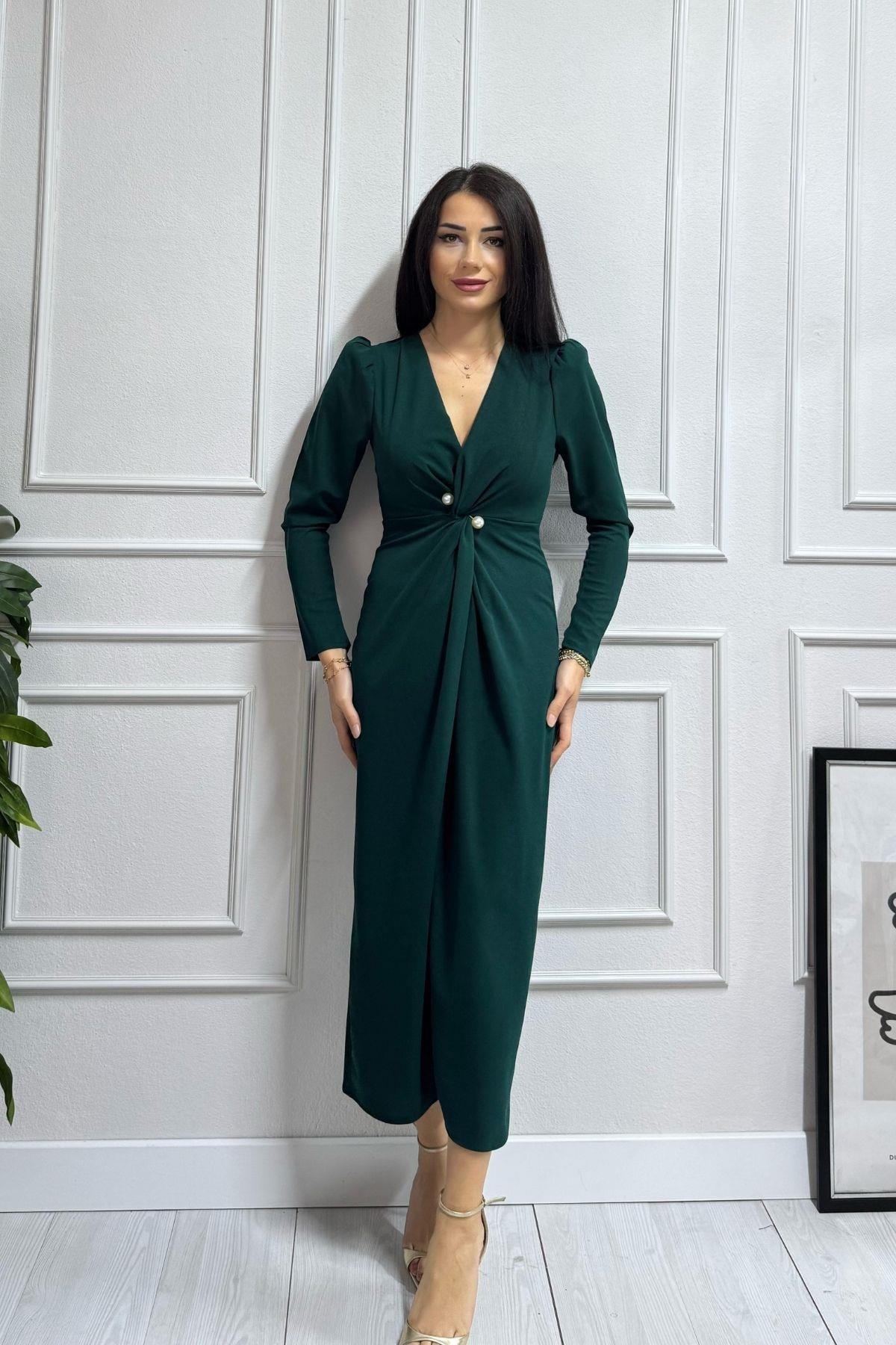 Zümrüt Beli Düğümlü İnci Broşlu Krep Elbise