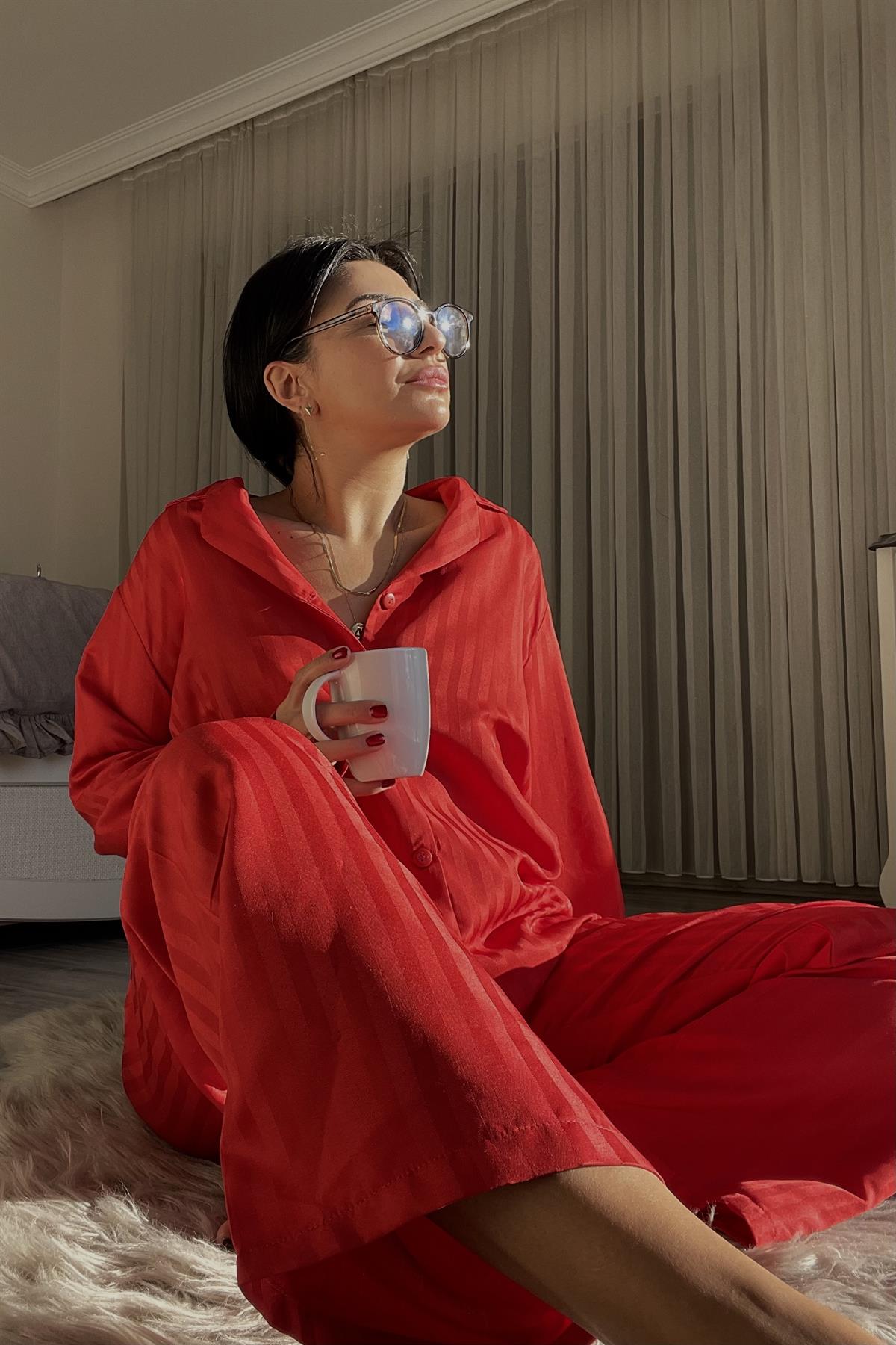 Kırmızı Dokulu Saten Pijama Takımı