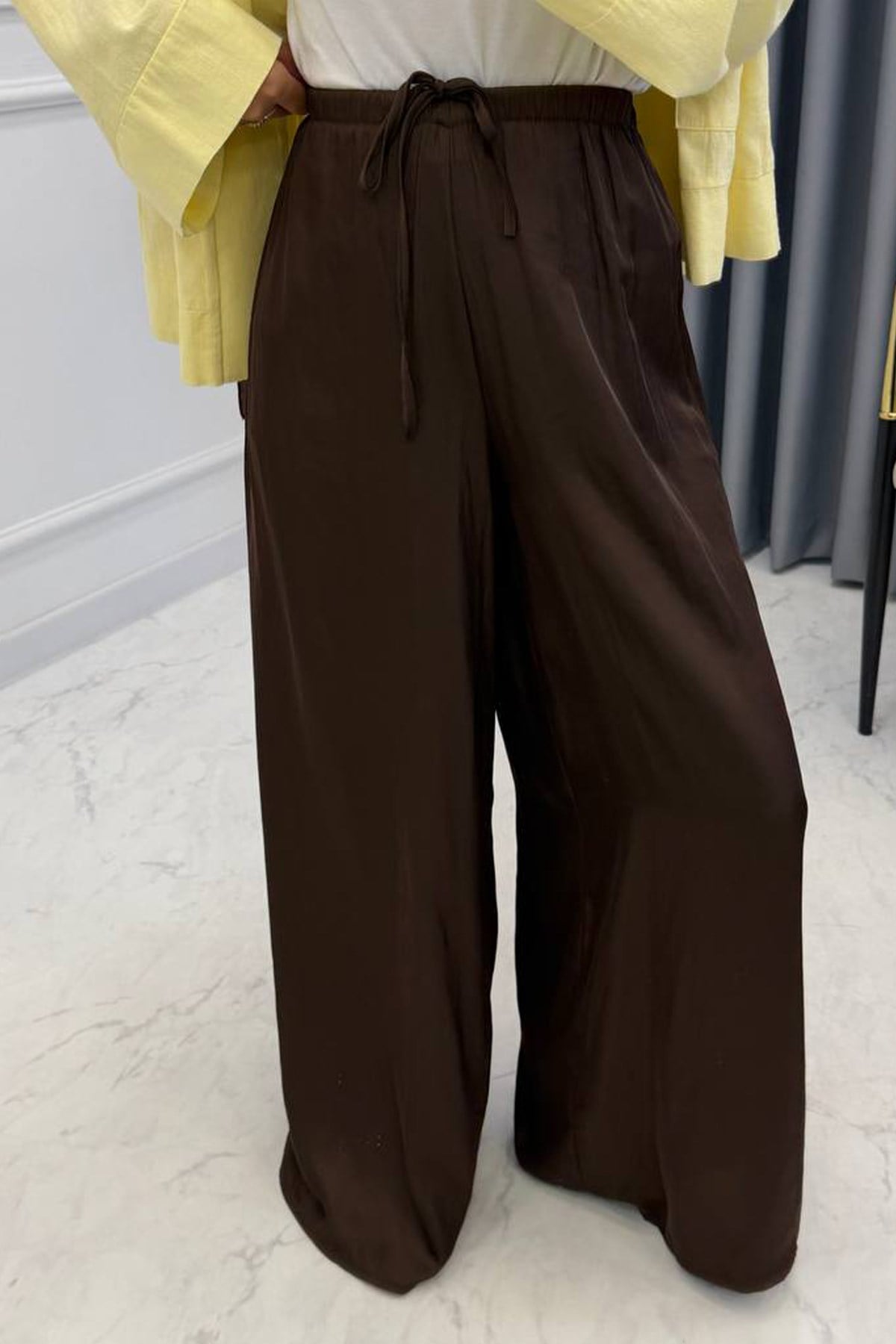 KARLİ SATEN PANTOLON KAHVE