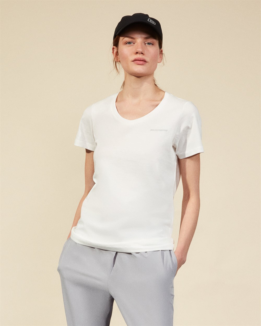 Skechers Graphic Tee W V Neck T-Shirt Kadın Beyaz Üst & T-shirt - S202215-102