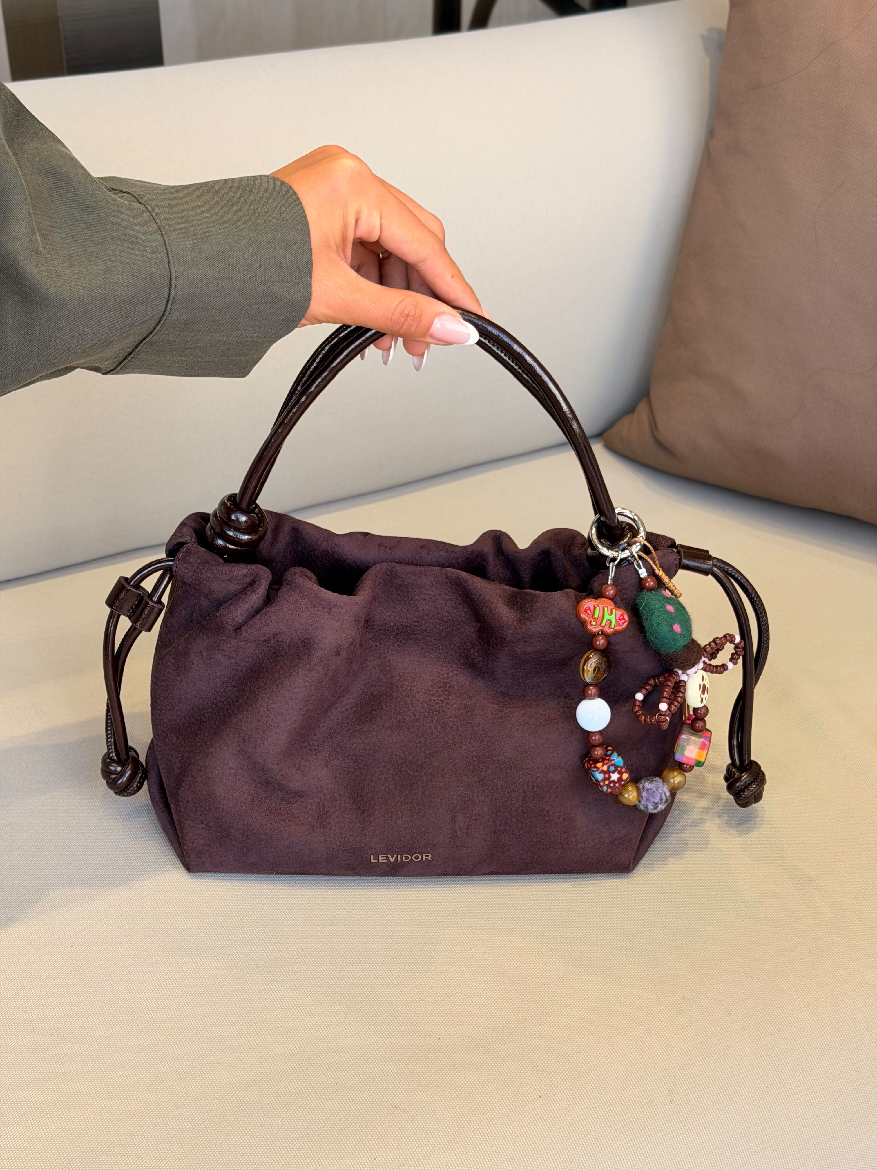 Boncuk Charm Detaylı Büzgülü Süet Çanta Mor